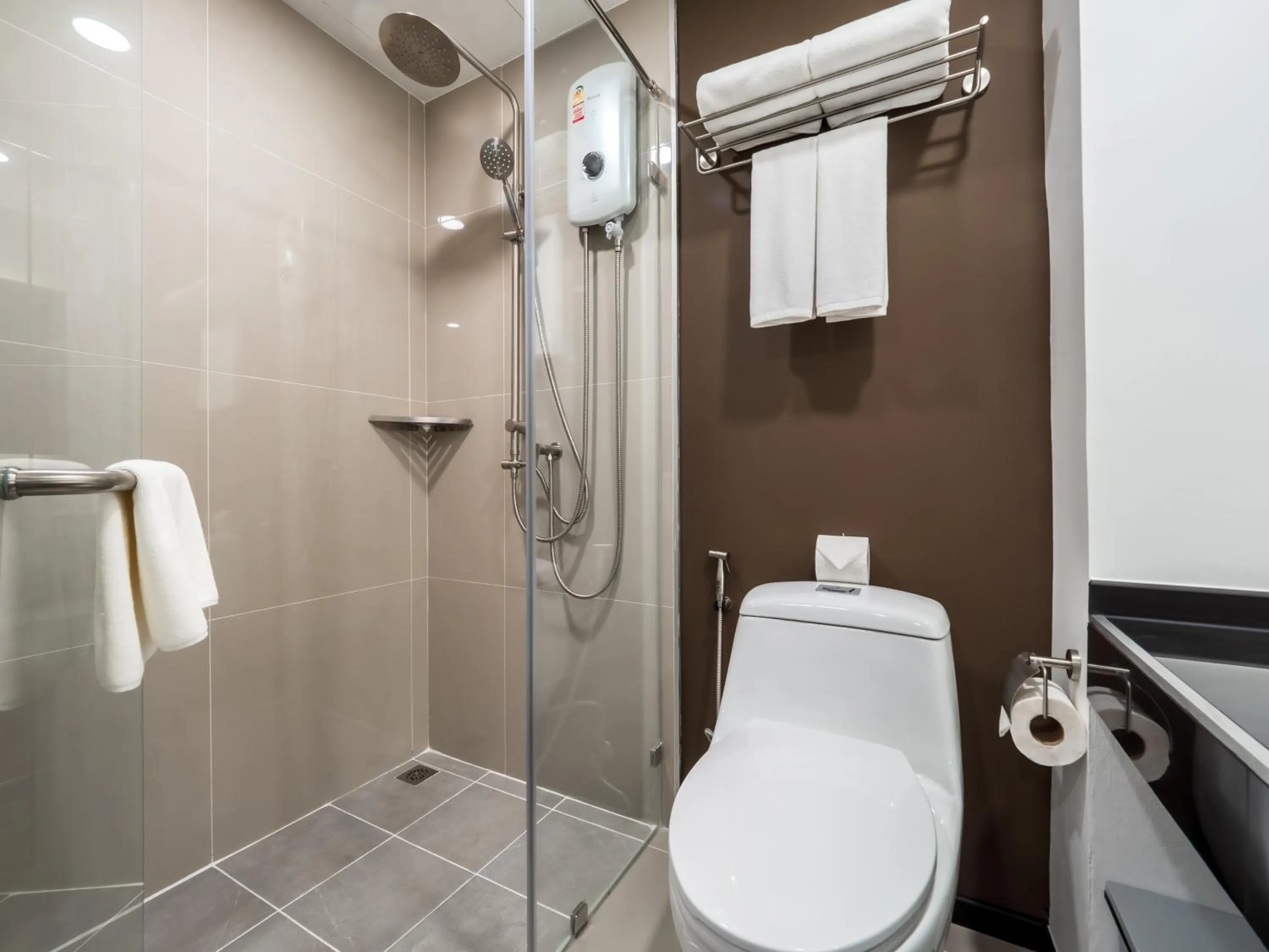 Bathroom in Samutprakarn Hotel