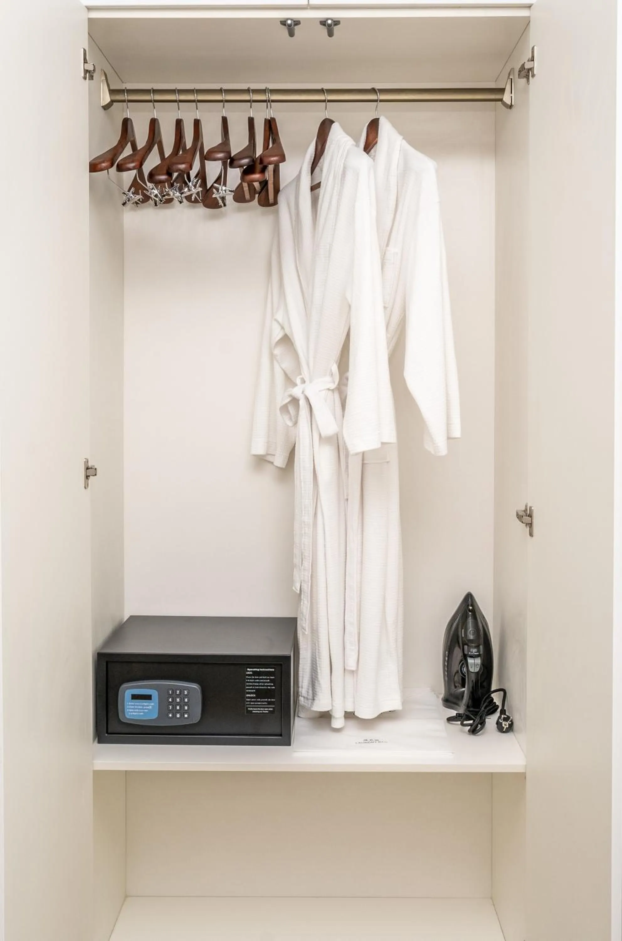 wardrobe in Merton Holiday Inn