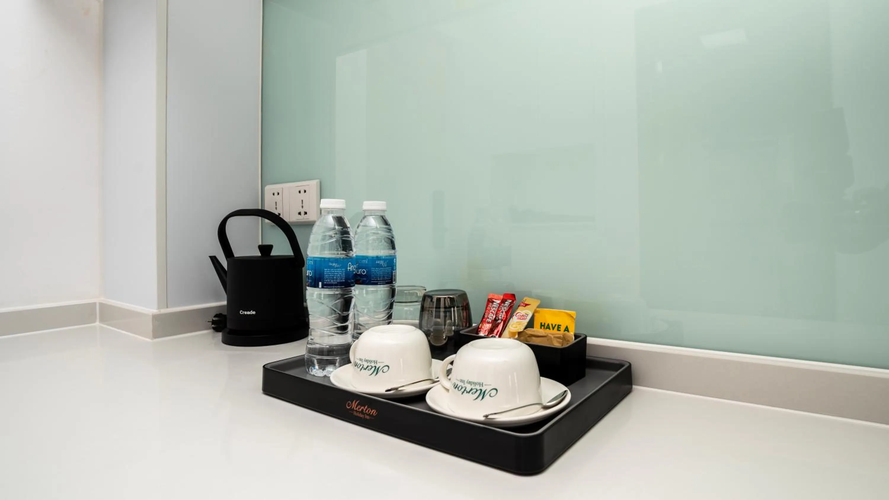 minibar in Merton Holiday Inn