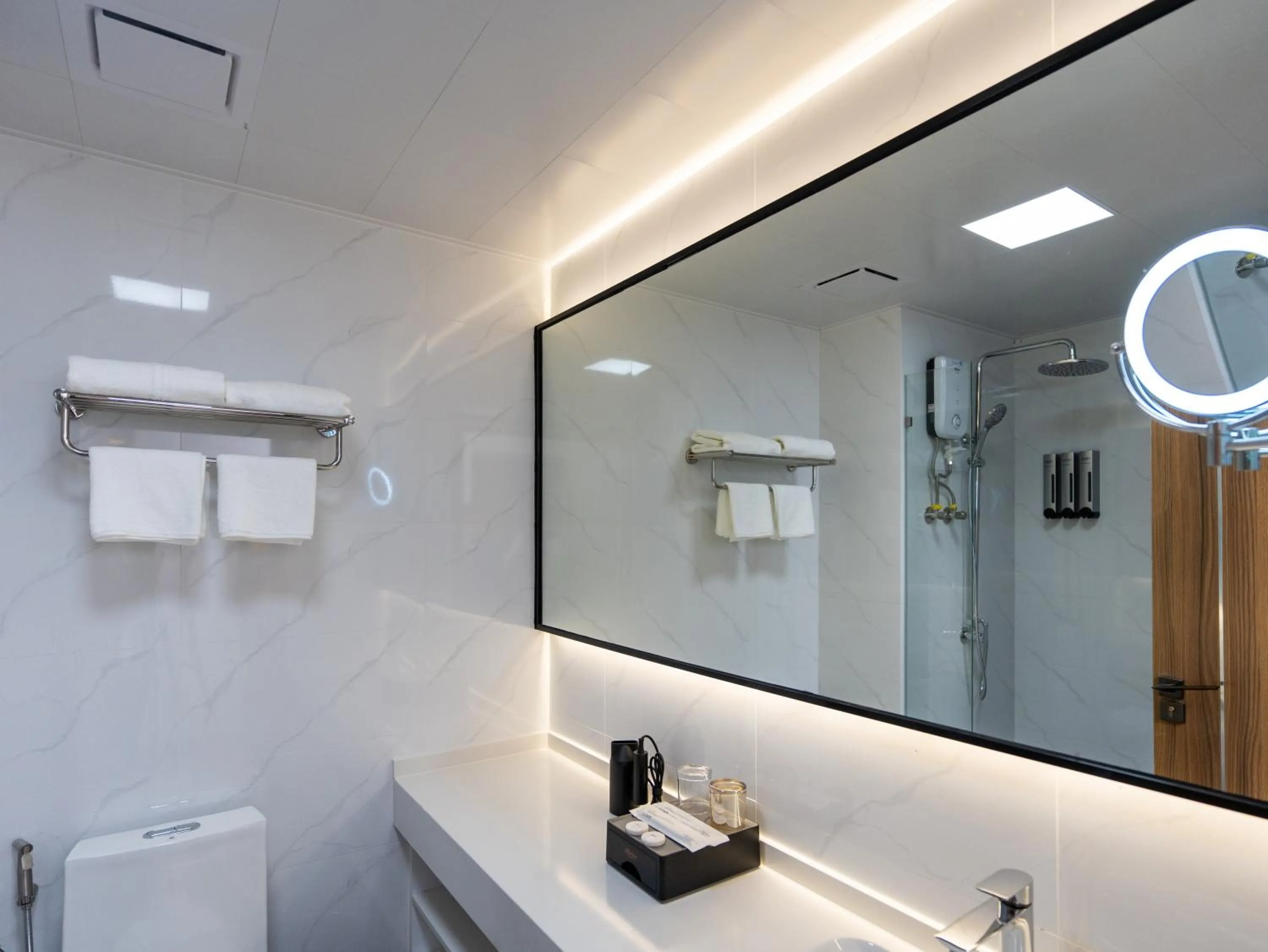 Toilet in Merton Holiday Inn