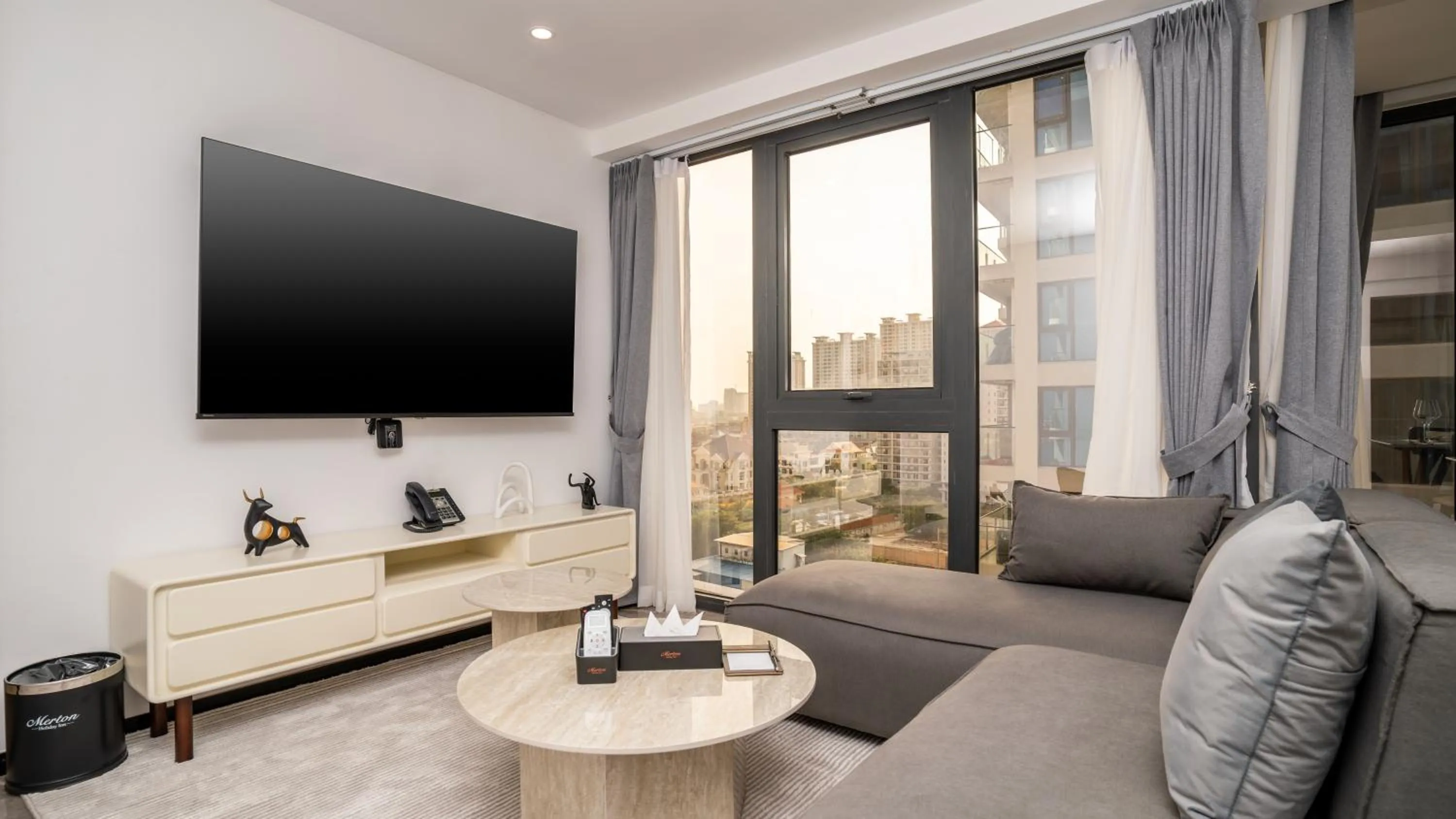 Communal lounge/ TV room in Merton Holiday Inn