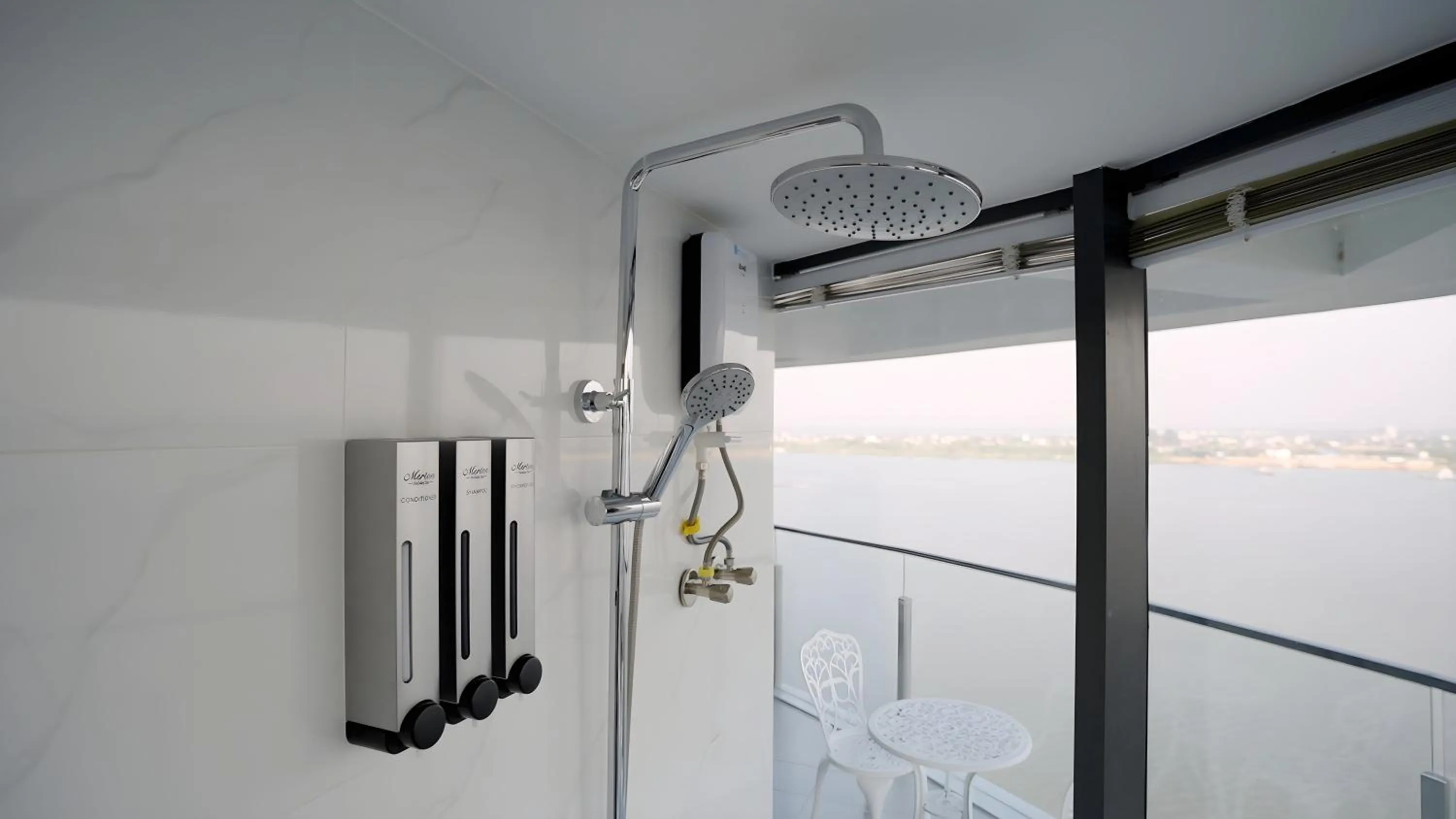 Toilet in Merton Holiday Inn