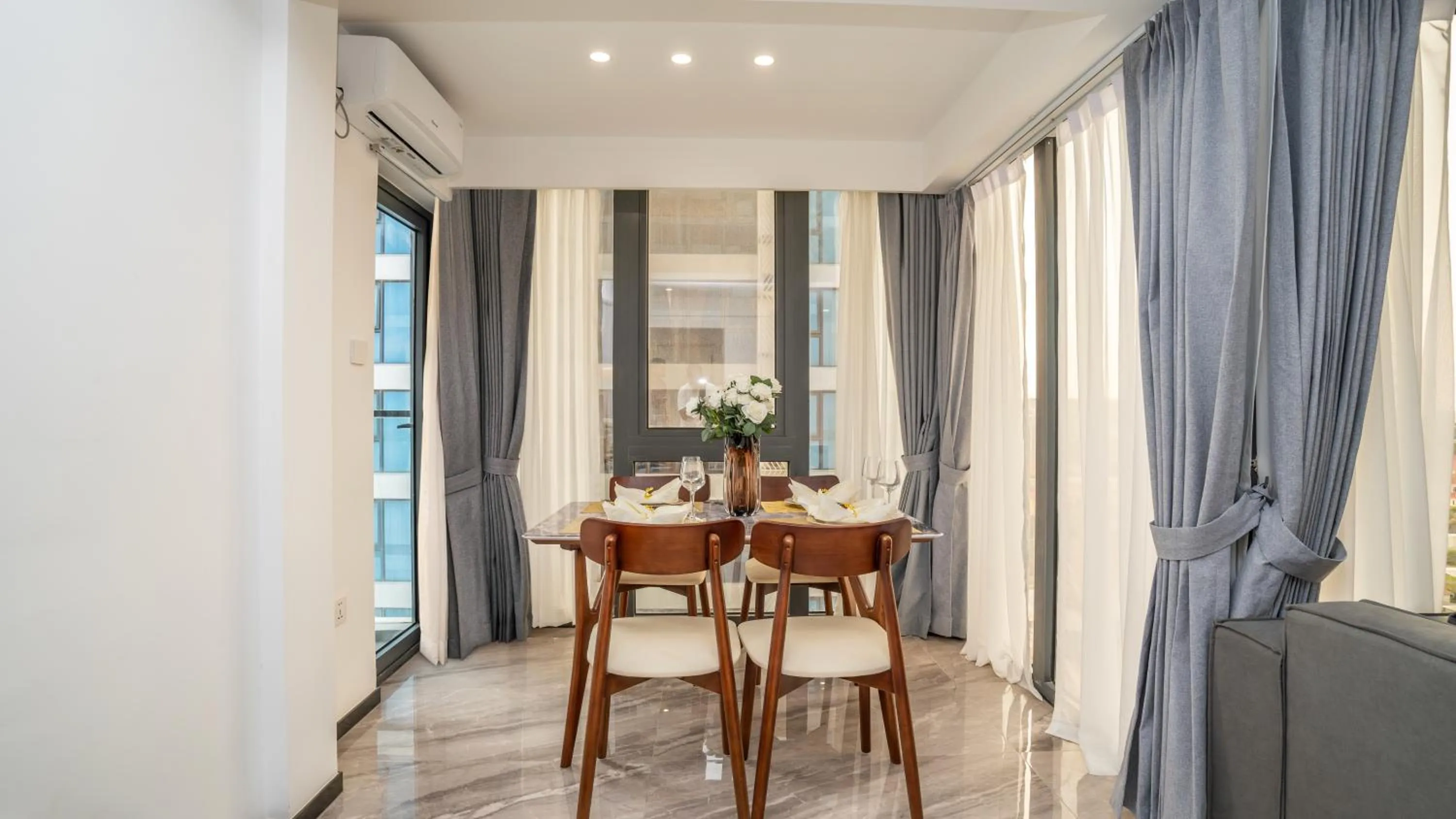 Dining area in Merton Holiday Inn