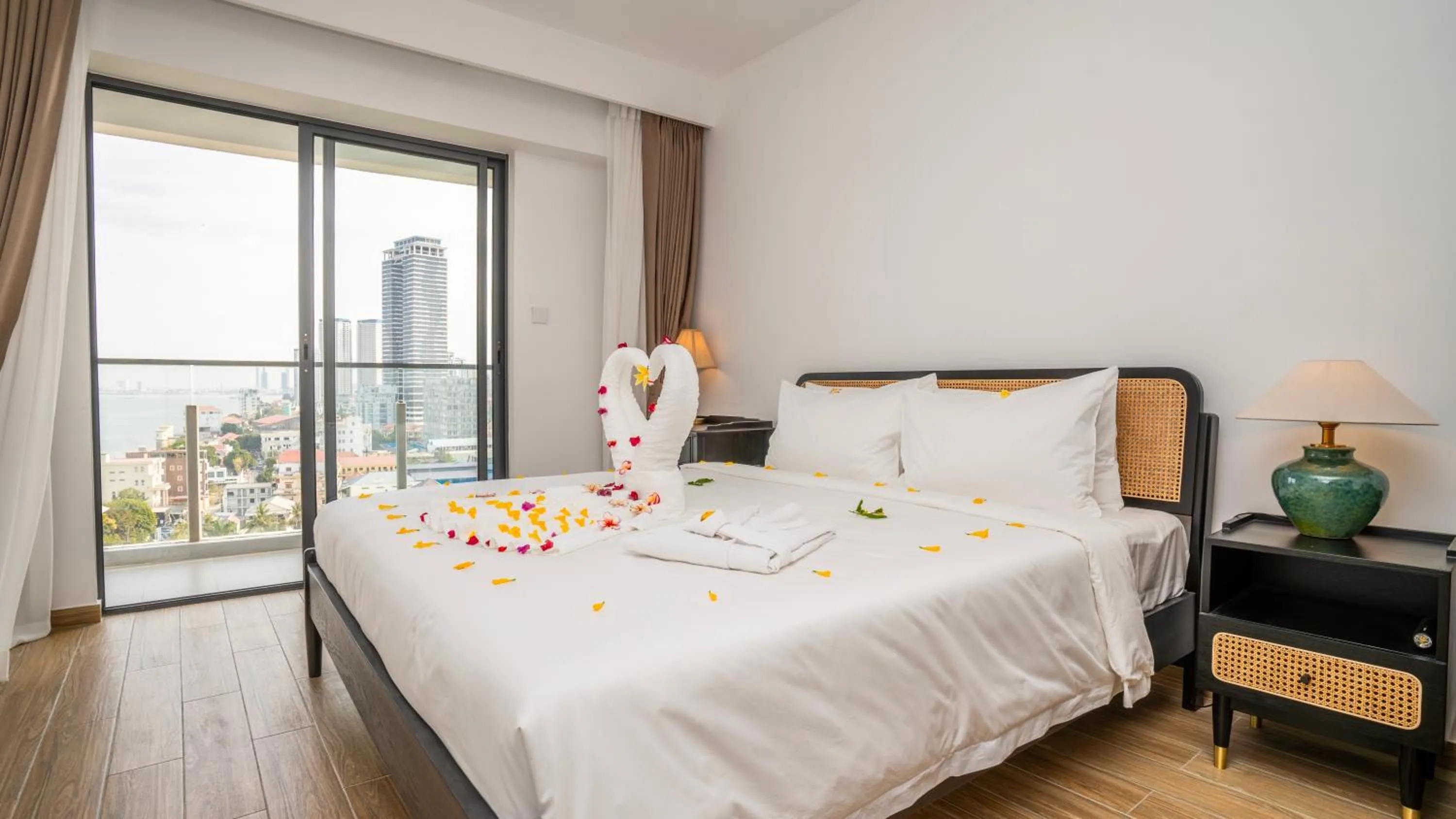 Landmark view, Bed in Merton Holiday Inn