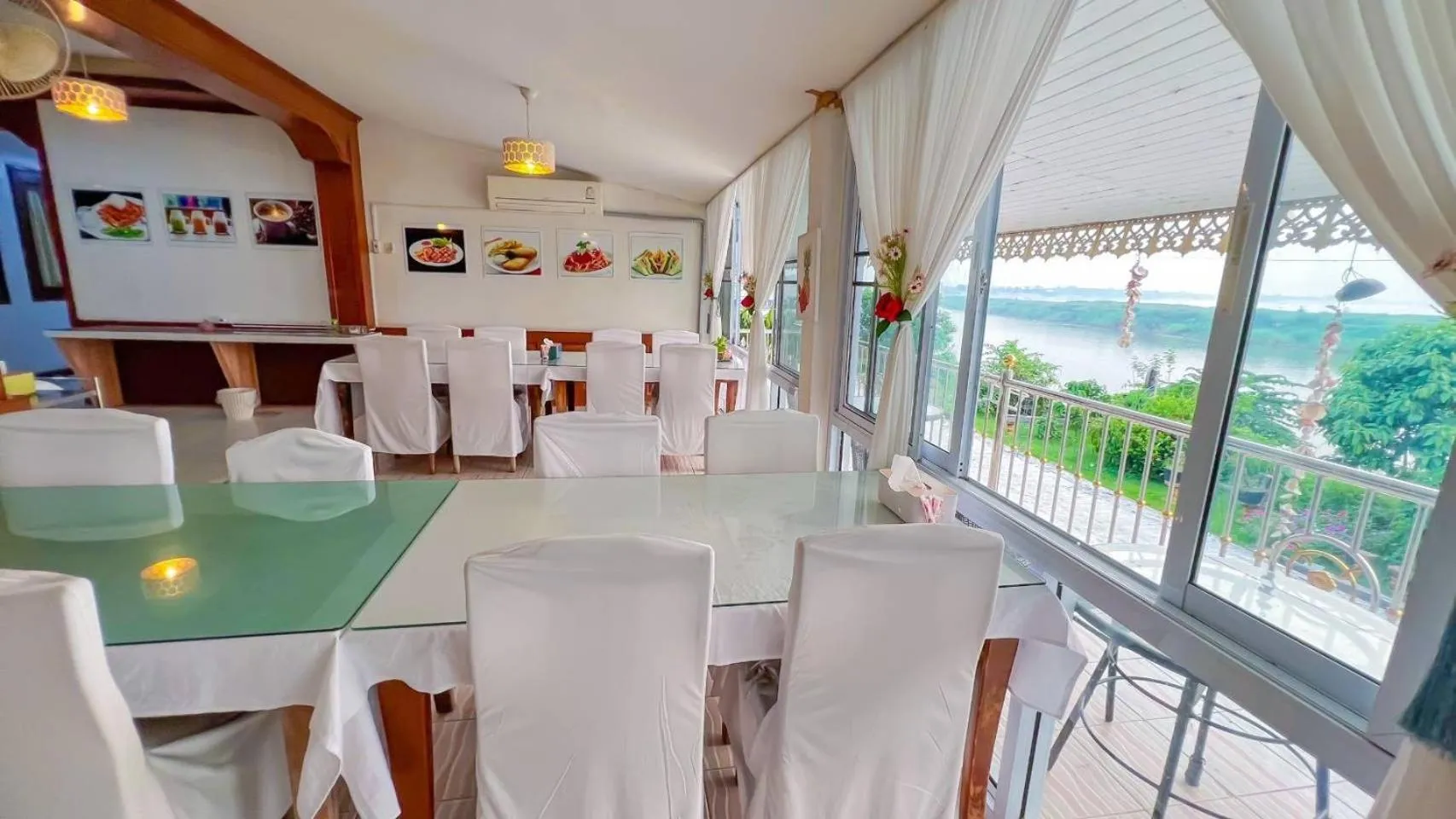 Dining area in Kongkhamkoon Hotel