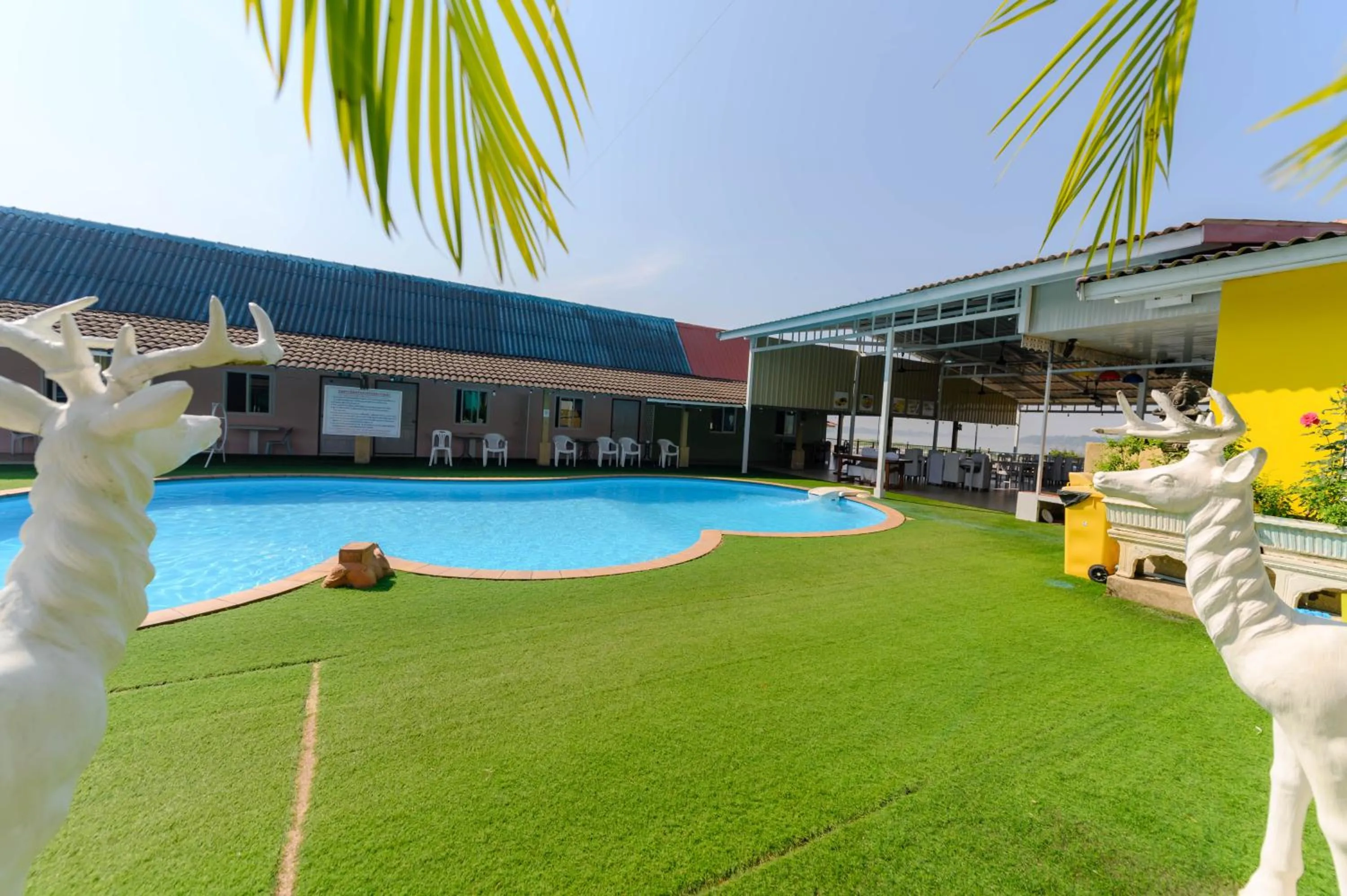 Swimming pool in Kongkhamkoon Hotel