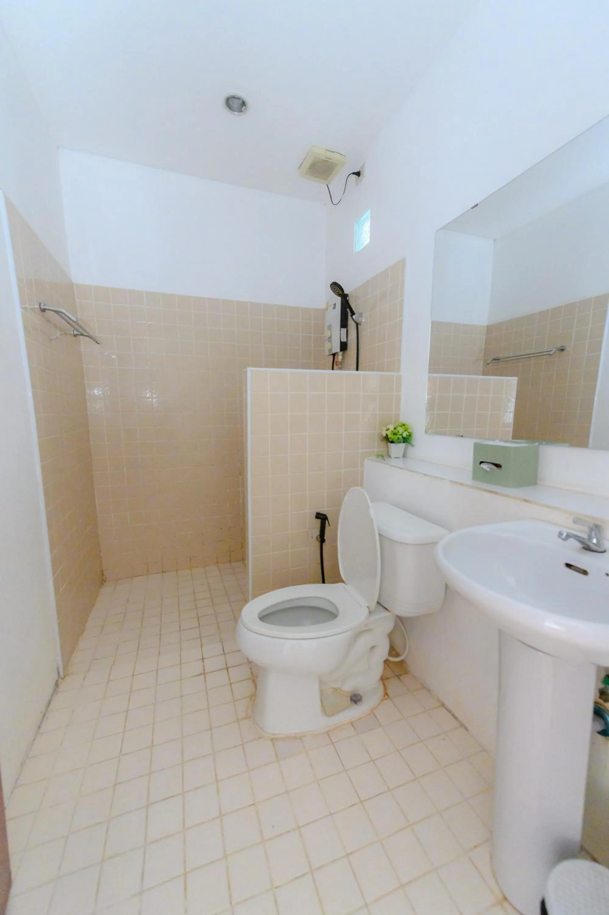 Bathroom in Kongkhamkoon Hotel