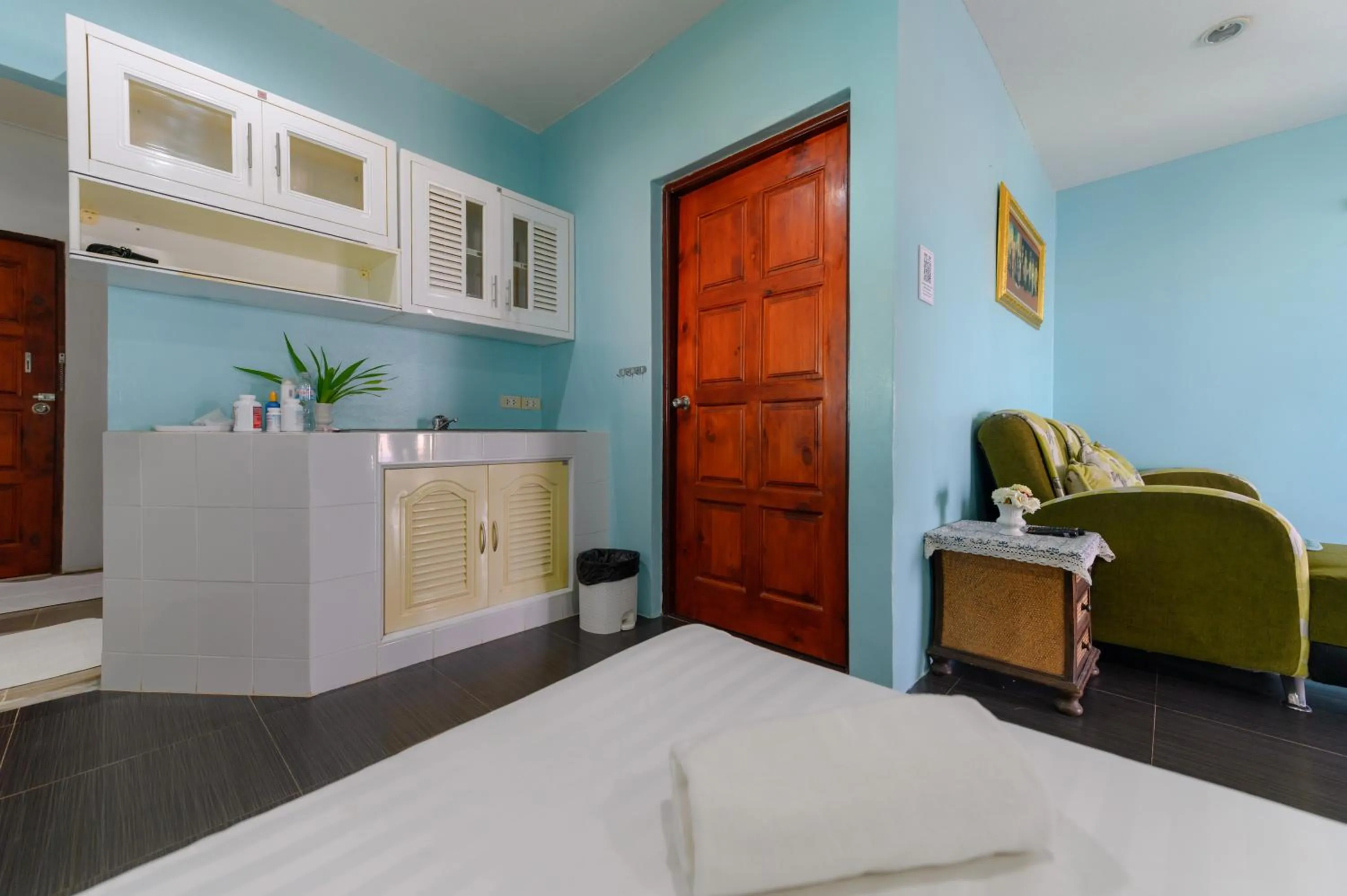 Kitchen or kitchenette, Bed in Kongkhamkoon Hotel