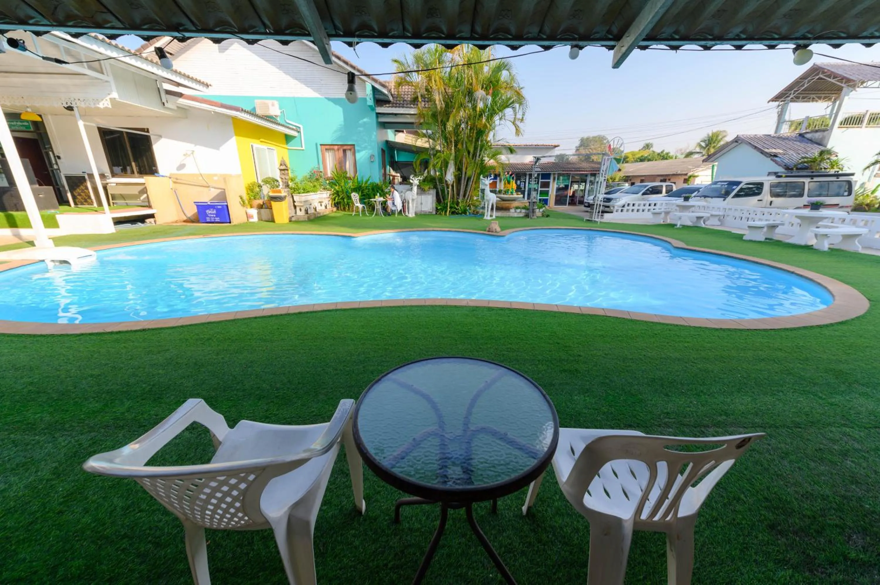 Swimming pool in Kongkhamkoon Hotel