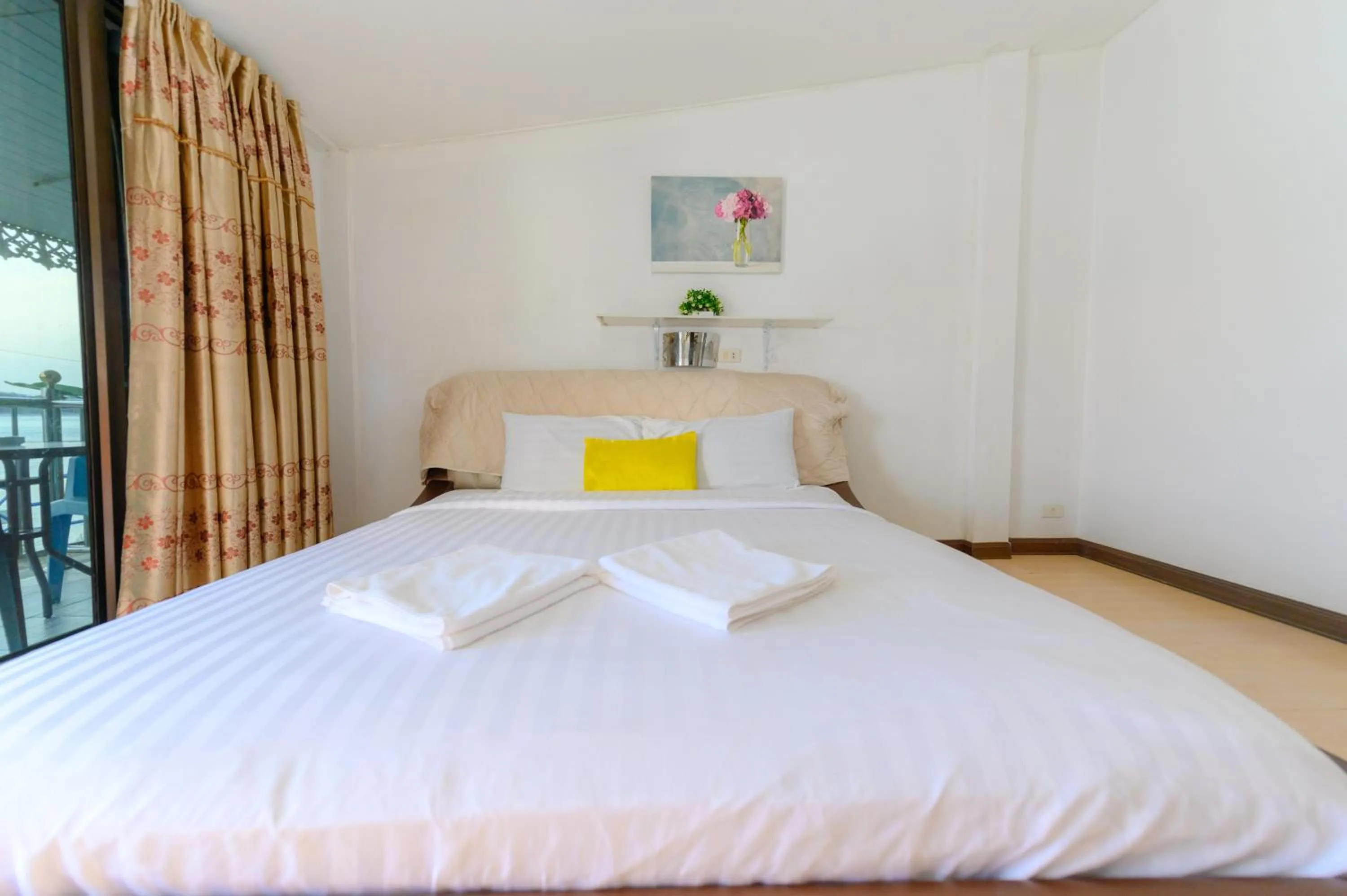 View (from property/room), Bed in Kongkhamkoon Hotel