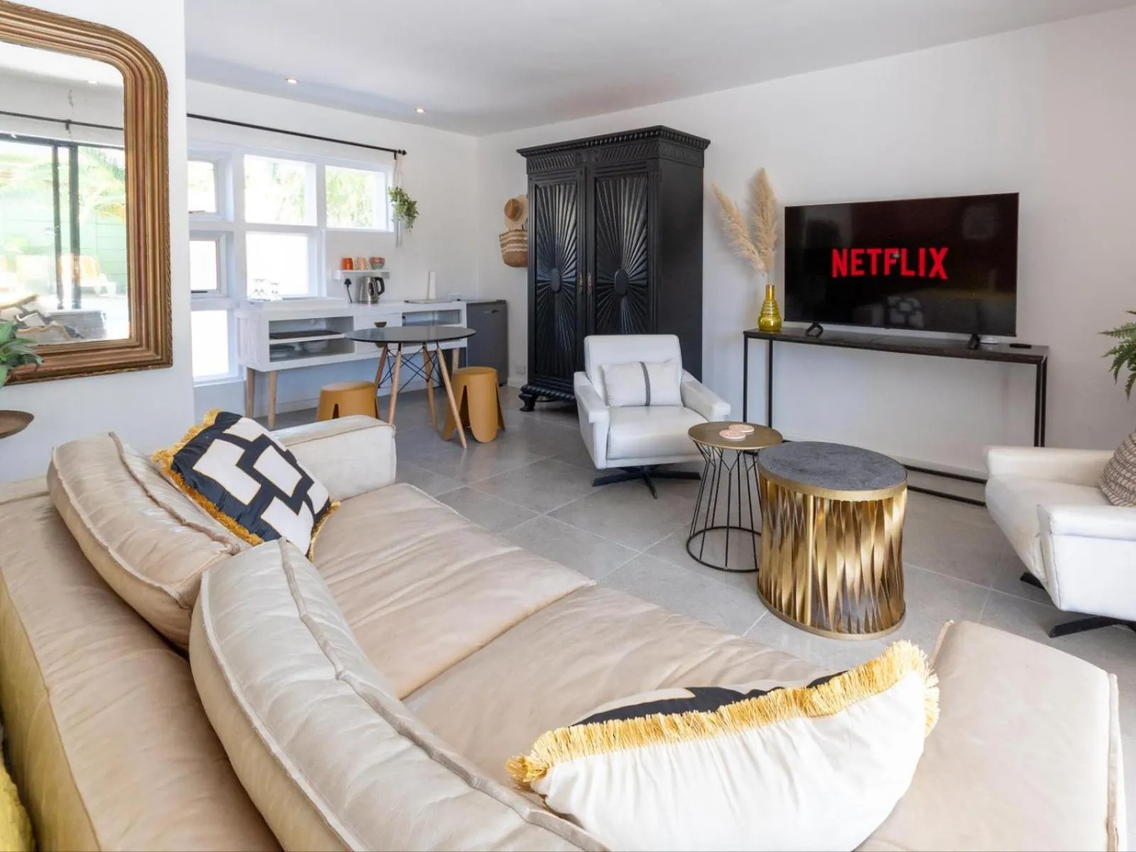 TV and multimedia in Cape Town 4U Guesthouse
