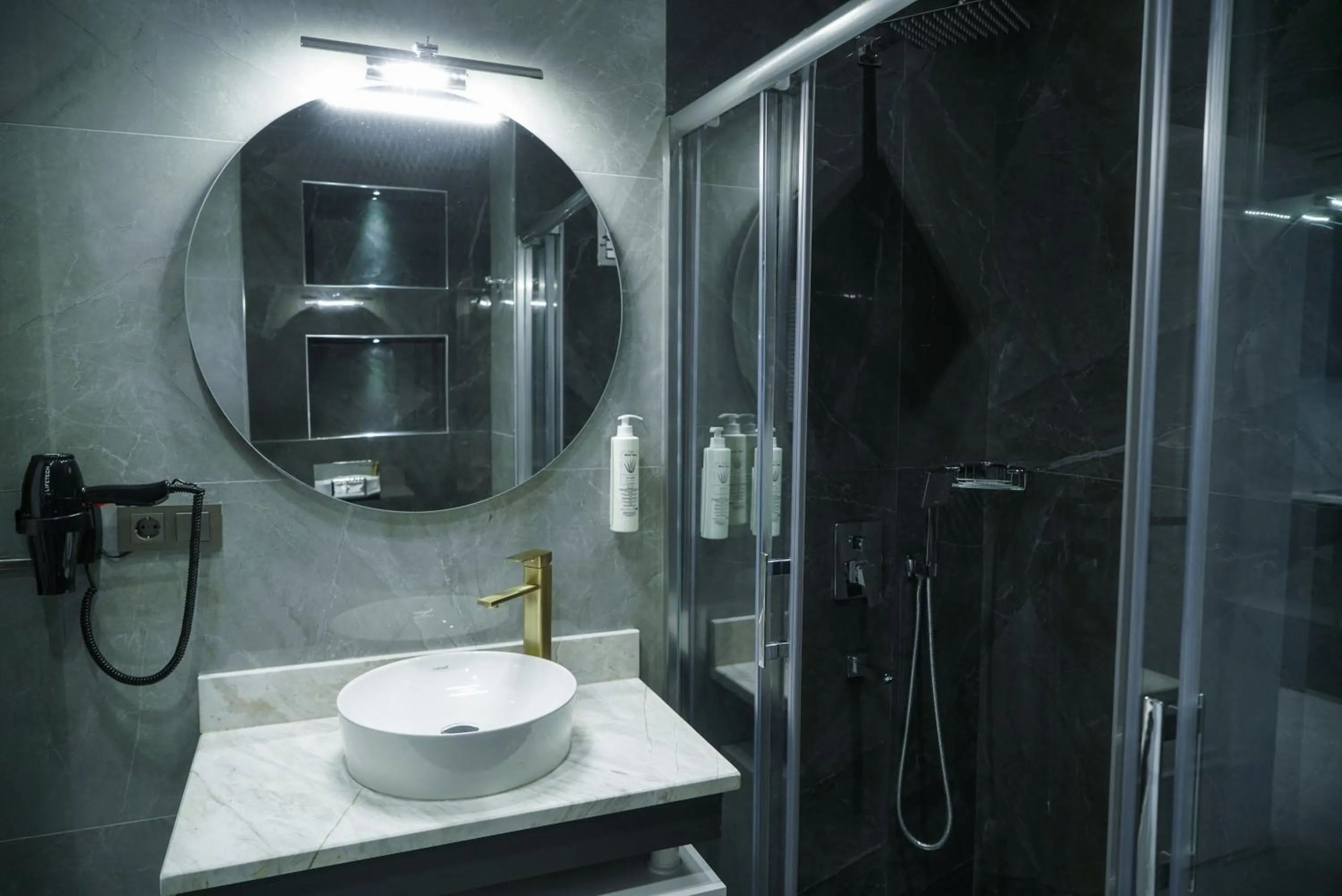 Shower in Elite World Homes Istanbul Bosphorus
