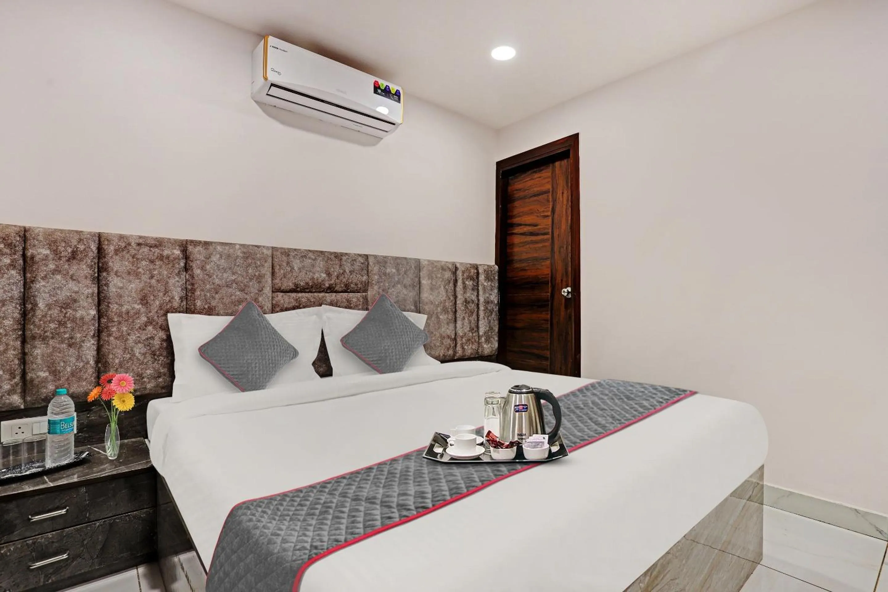 Bedroom, Bed in Super Townhouse Roadway Inn