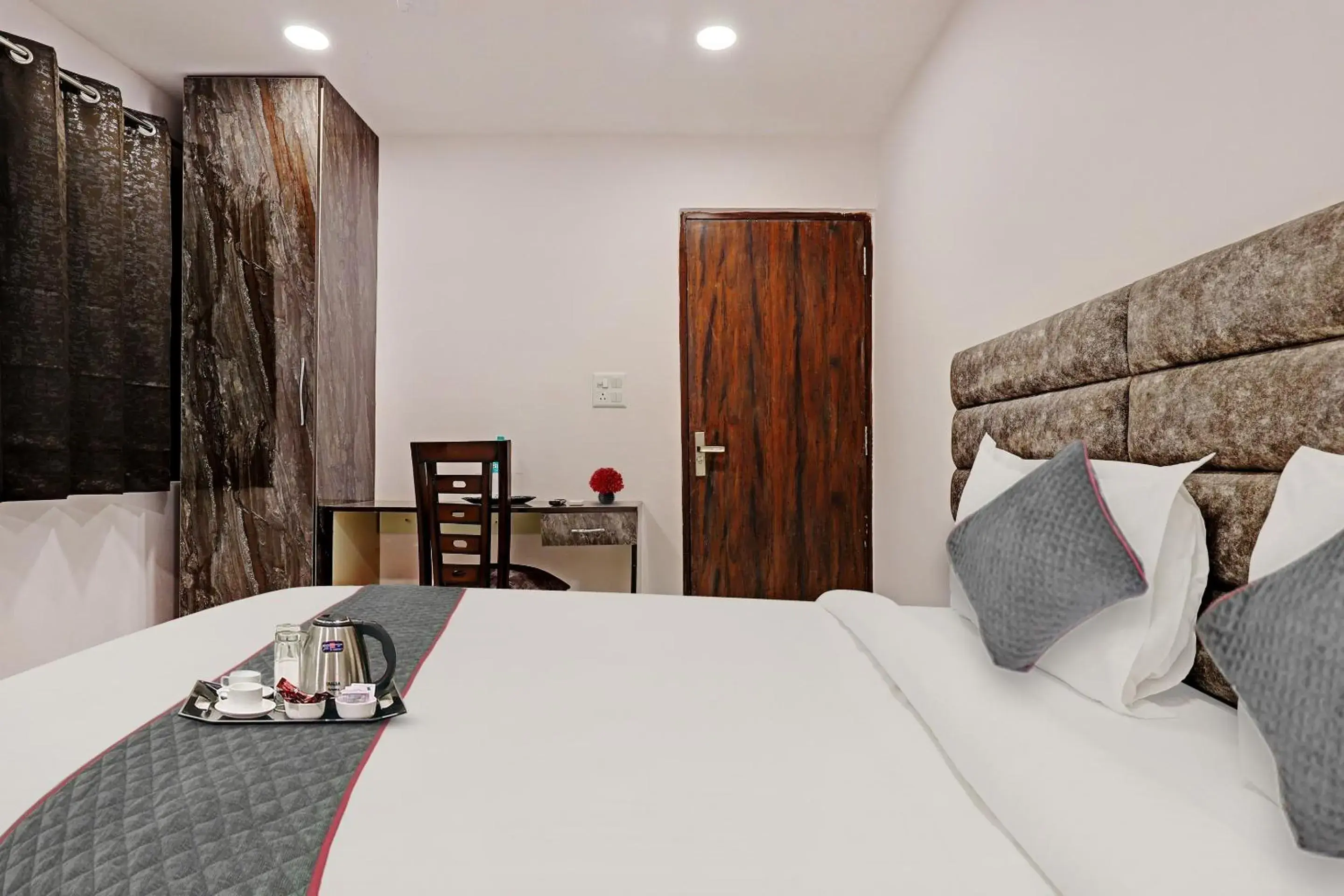 Bedroom, Bed in Super Townhouse Roadway Inn Bedroom, Bed in Super Townhouse Roadway Inn