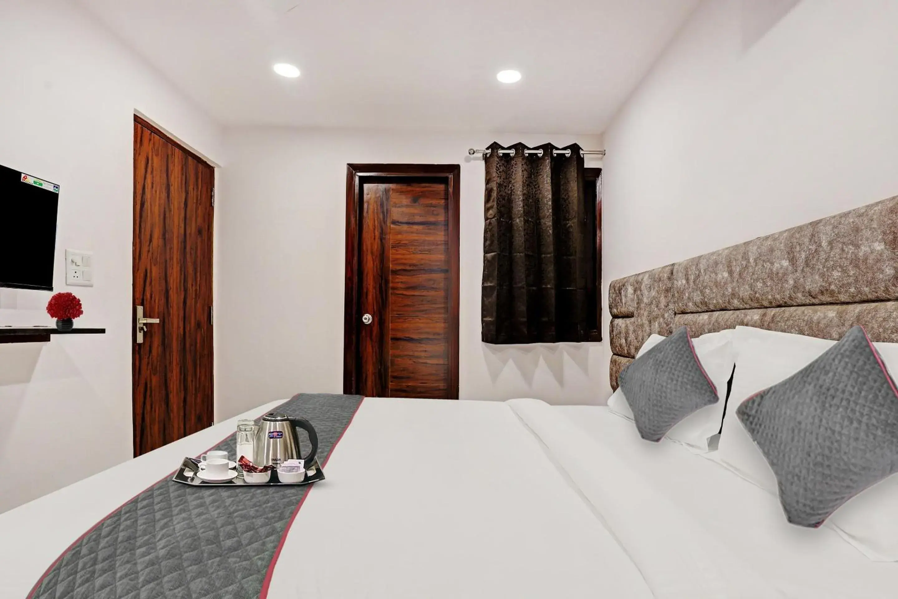 Bedroom, Bed in Super Townhouse Roadway Inn Bedroom, Bed in Super Townhouse Roadway Inn