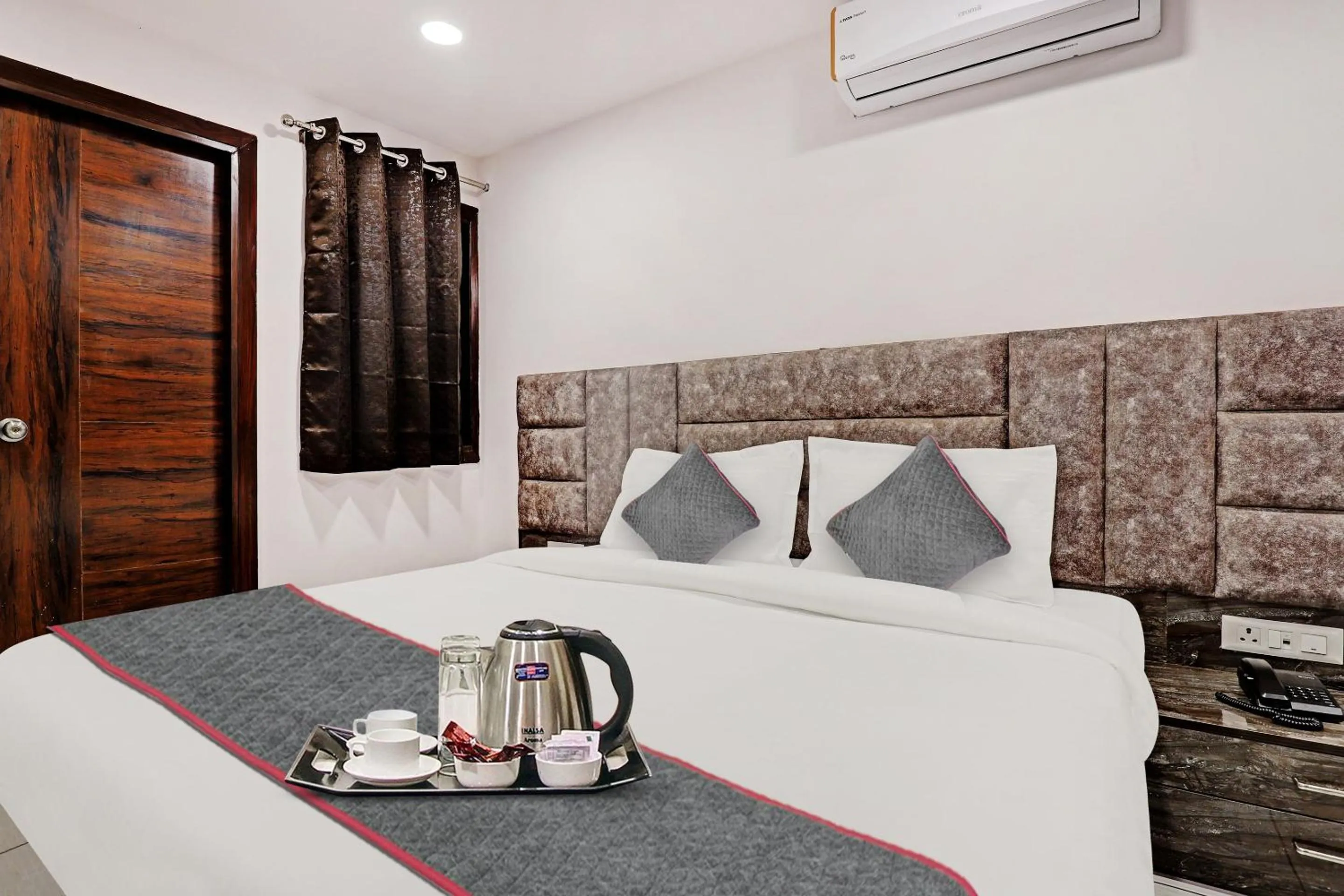 Bedroom in Super Townhouse Roadway Inn