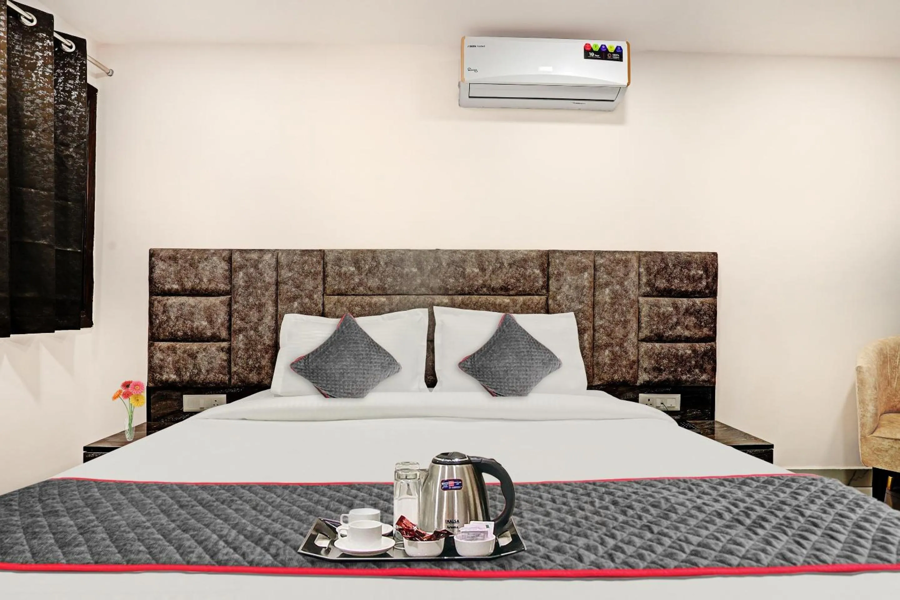 Bedroom, Bed in Super Townhouse Roadway Inn