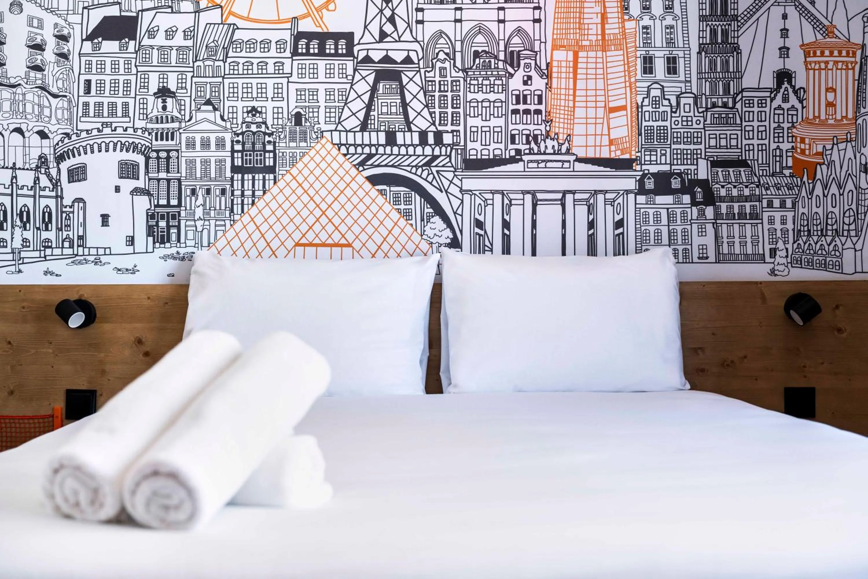 Bedroom, Bed in easyHotel Madrid Alcala