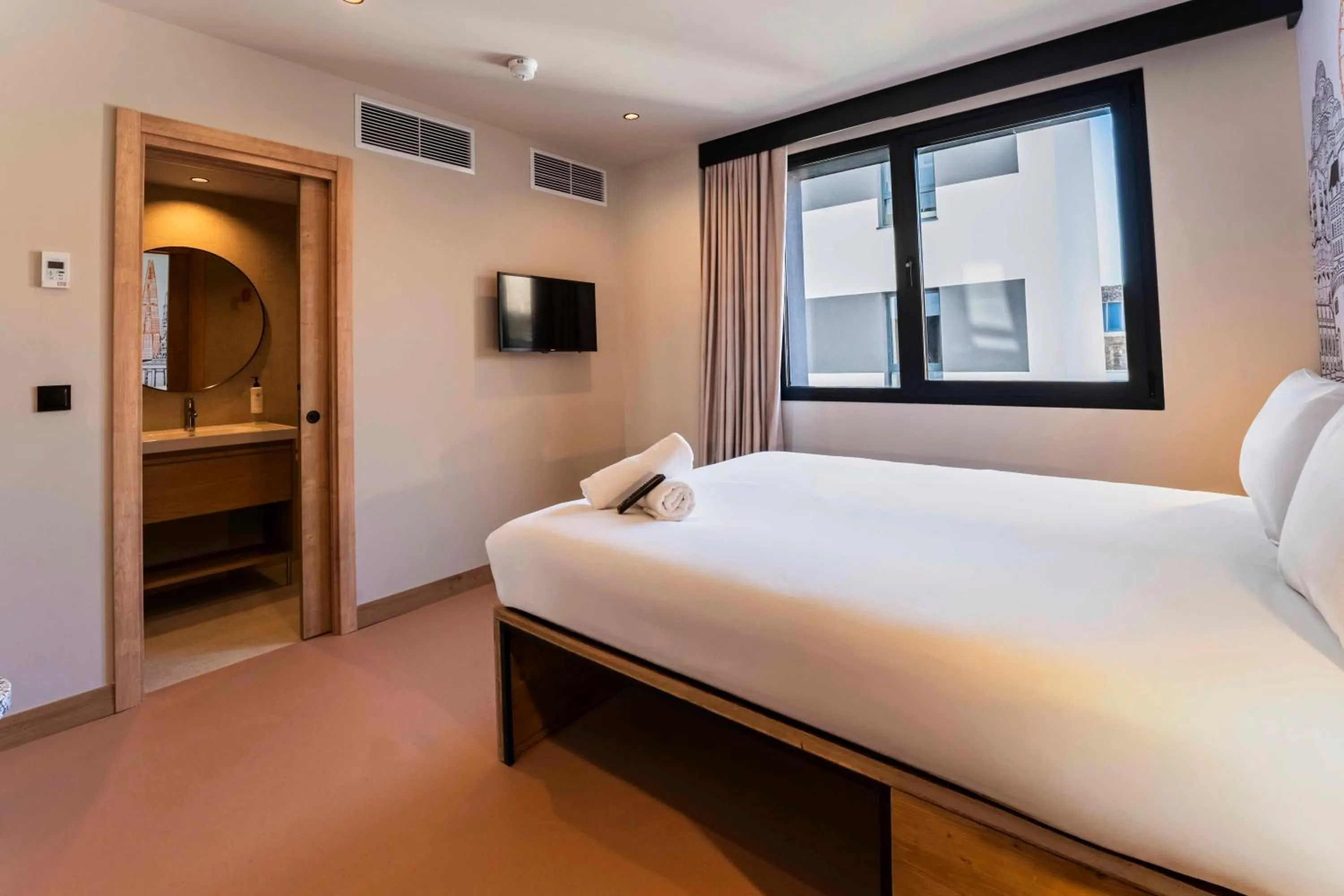 Bedroom, Bed in easyHotel Madrid Alcala