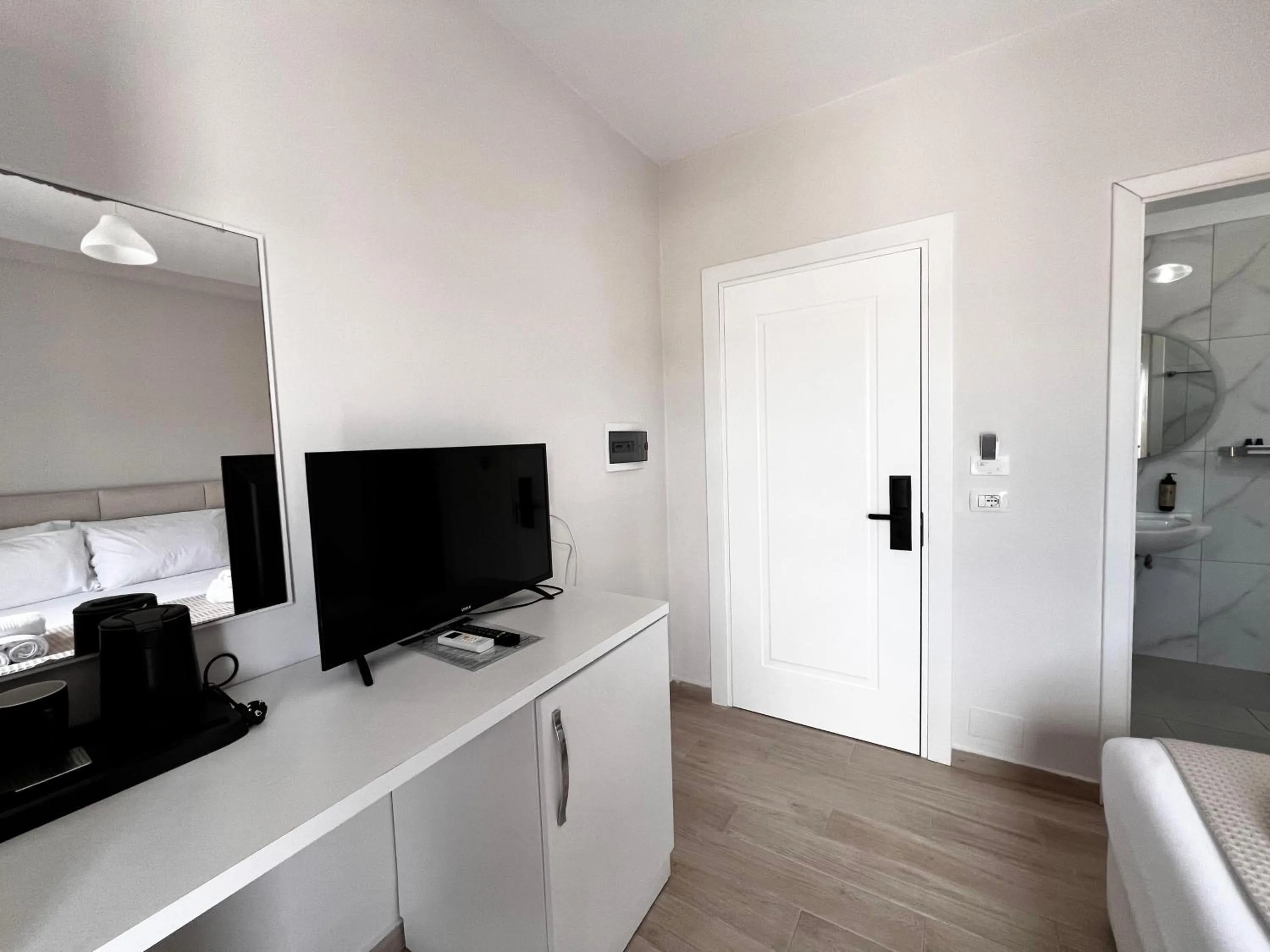 TV and multimedia in Avenue Hotel