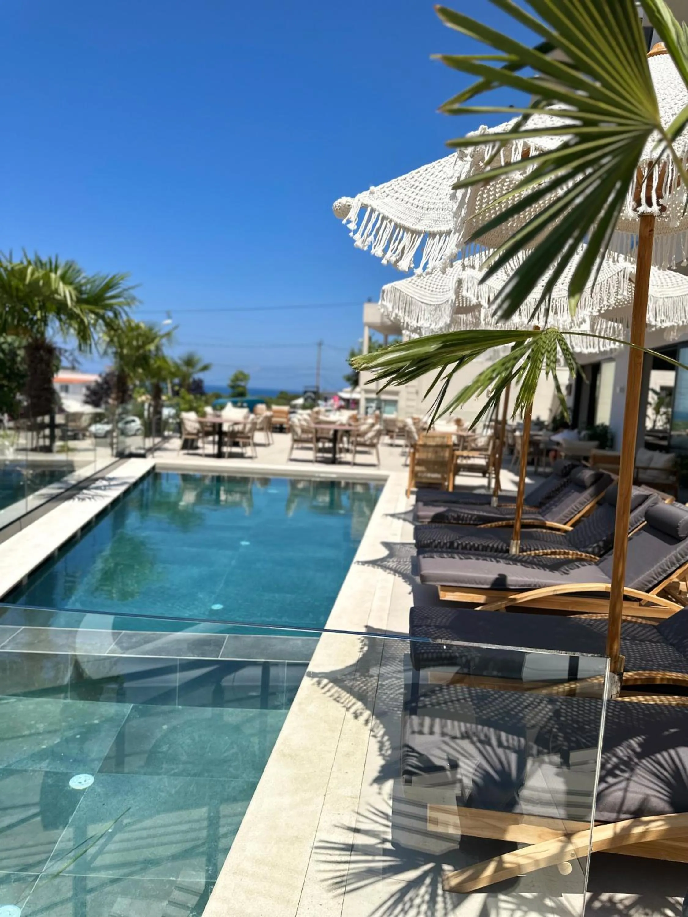 Swimming pool in Avenue Hotel