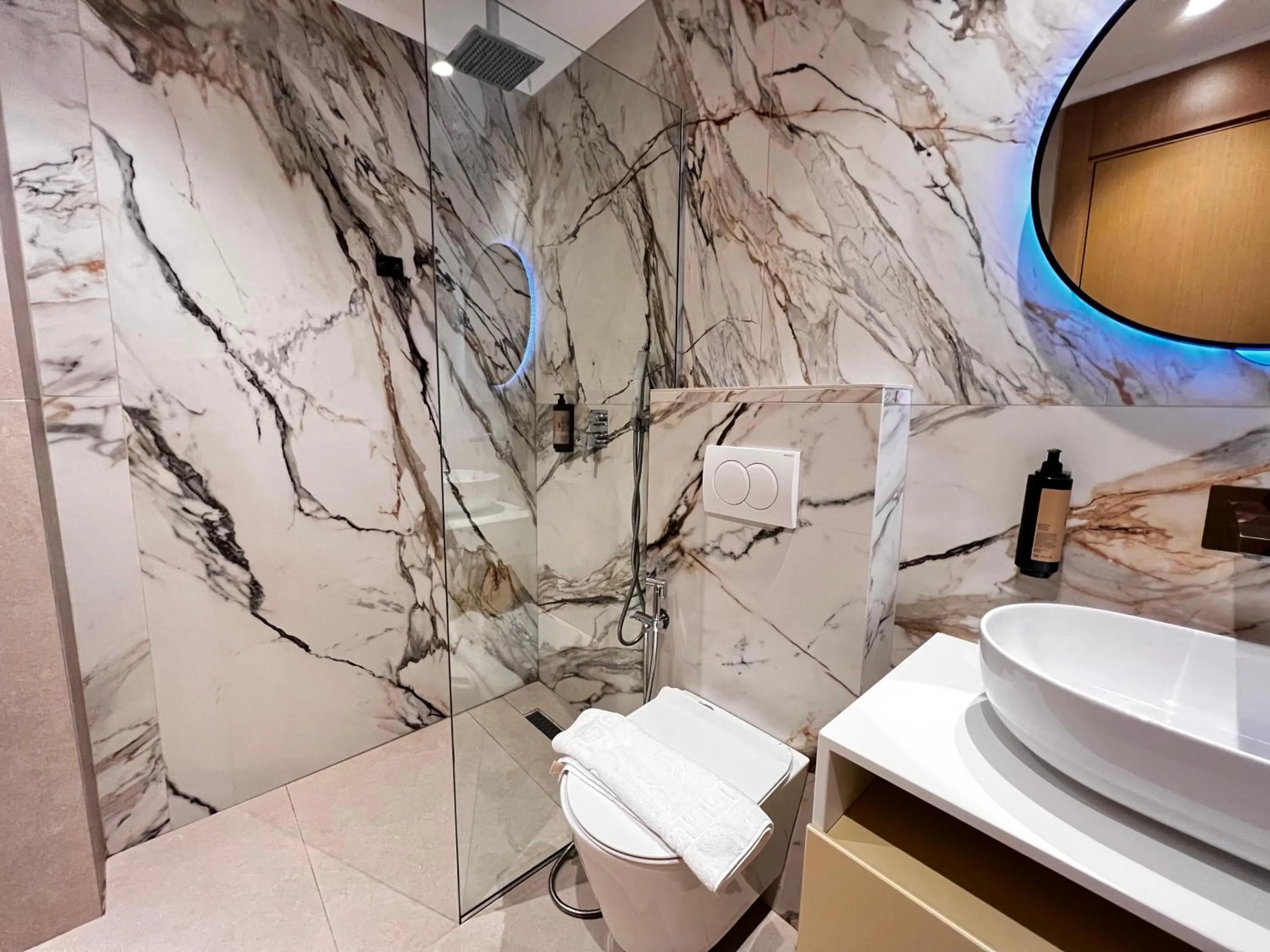 Shower in Avenue Hotel