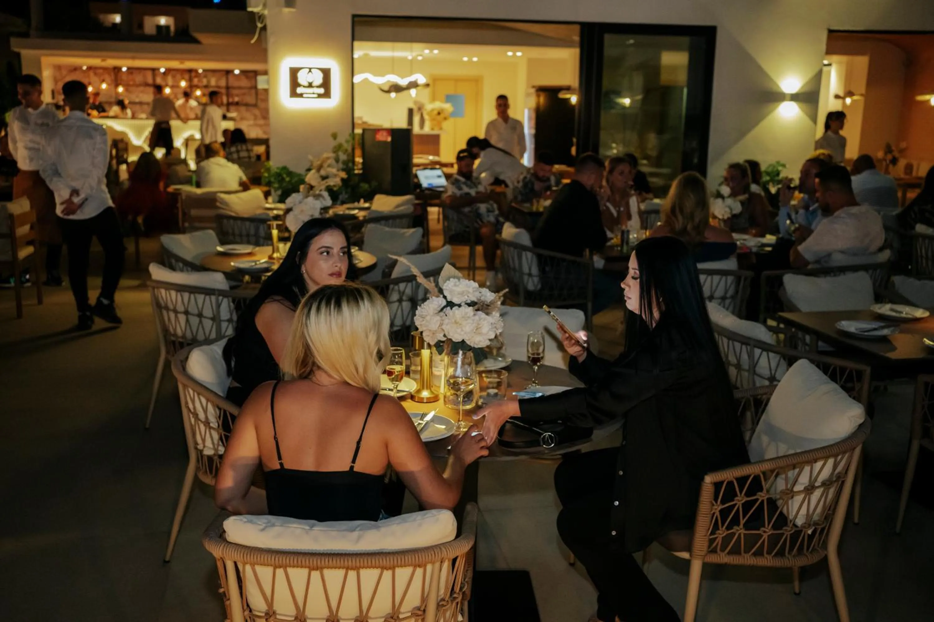 Restaurant/places to eat in Avenue Hotel