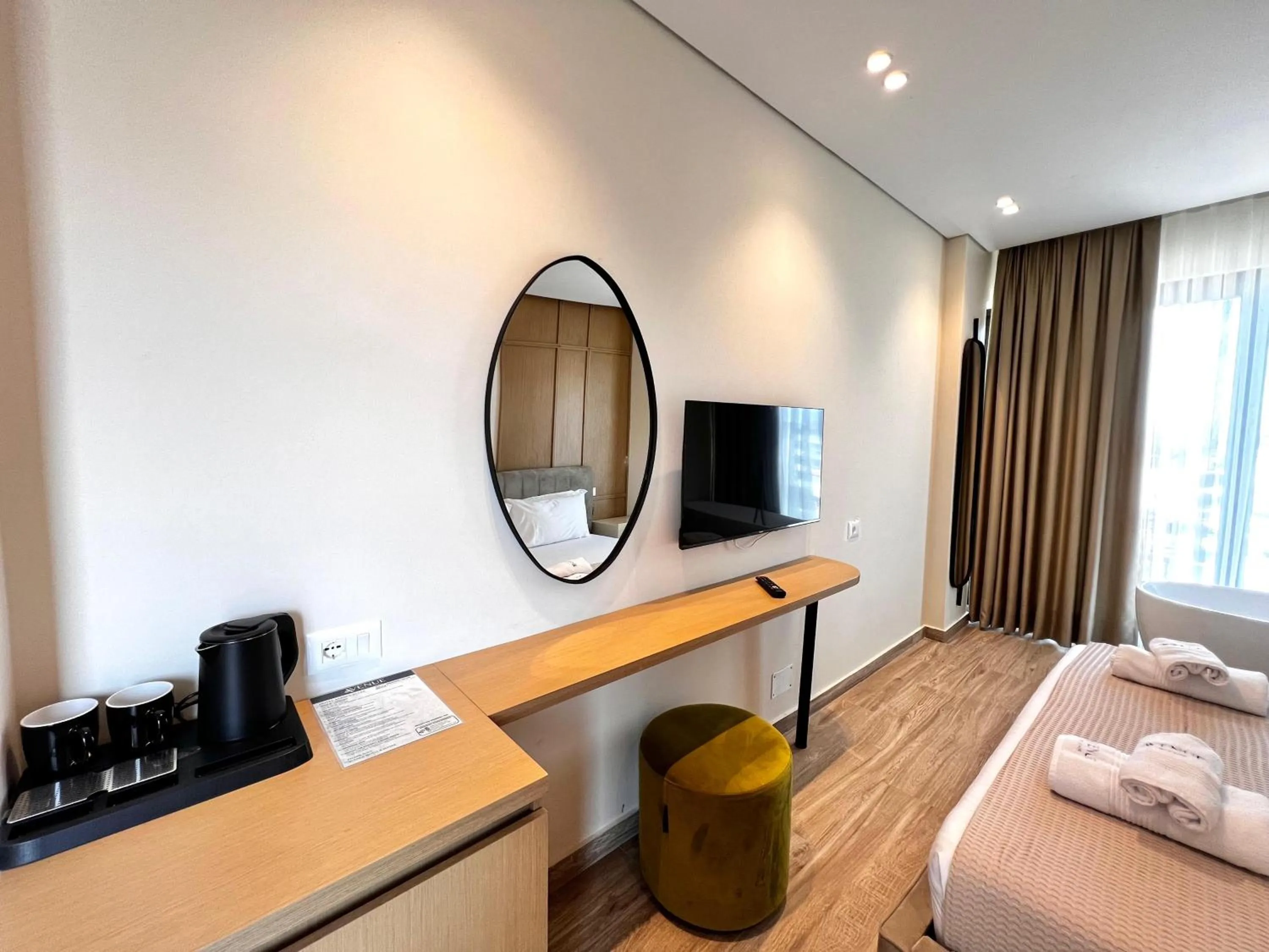 TV and multimedia, Bed in Avenue Hotel