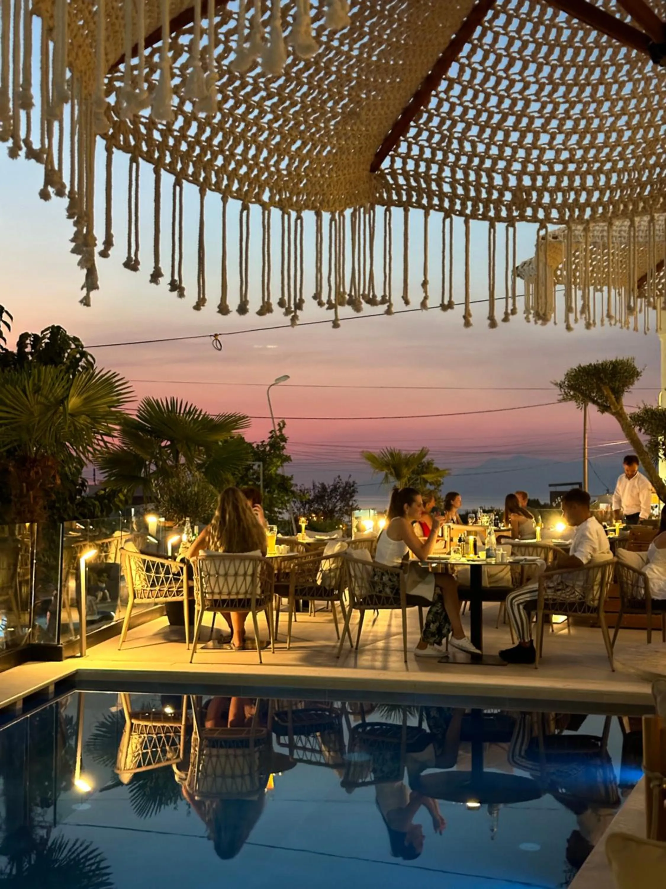 Restaurant/places to eat in Avenue Hotel