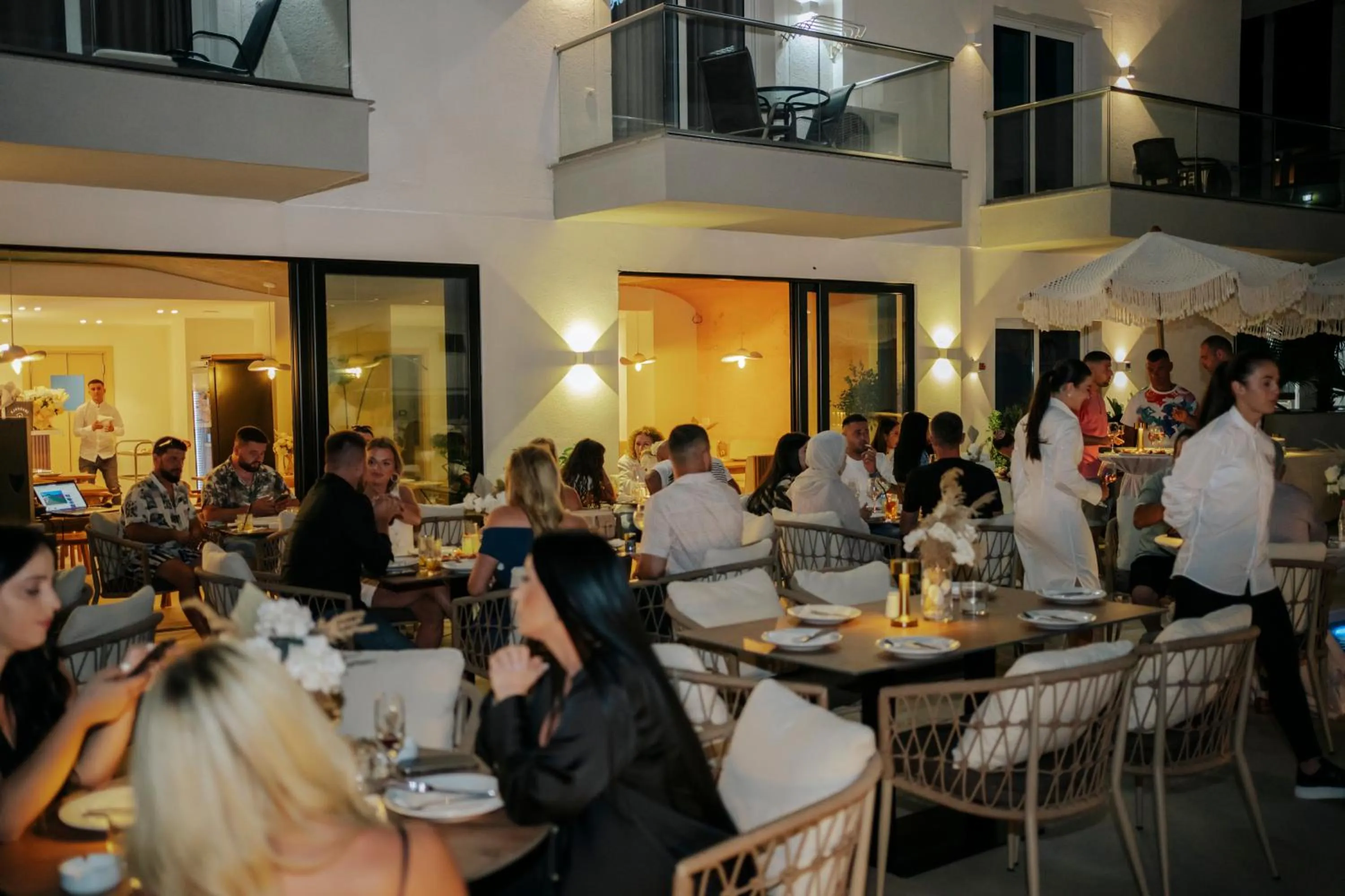 Restaurant/places to eat in Avenue Hotel