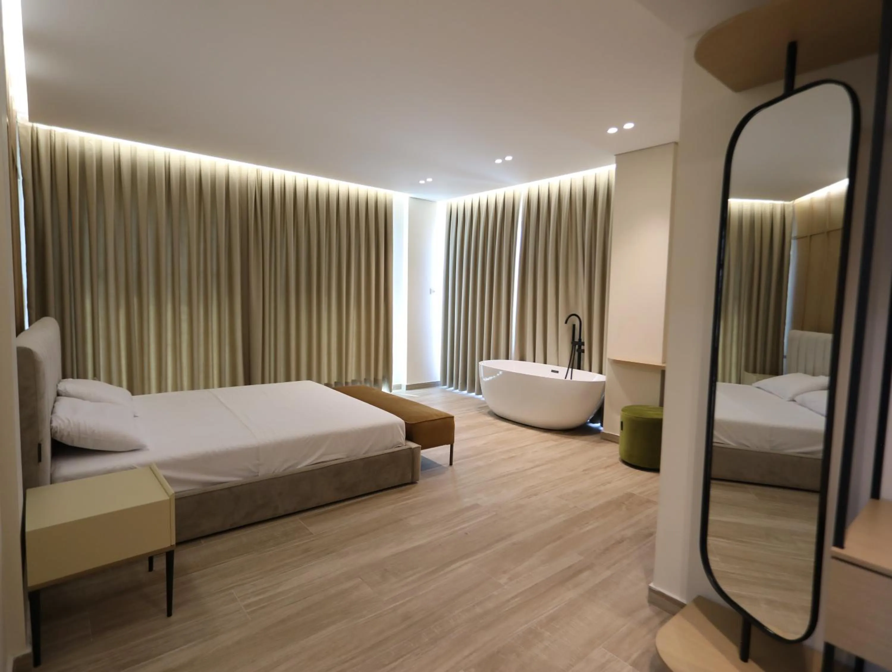 Photo of the whole room, Bed in Avenue Hotel