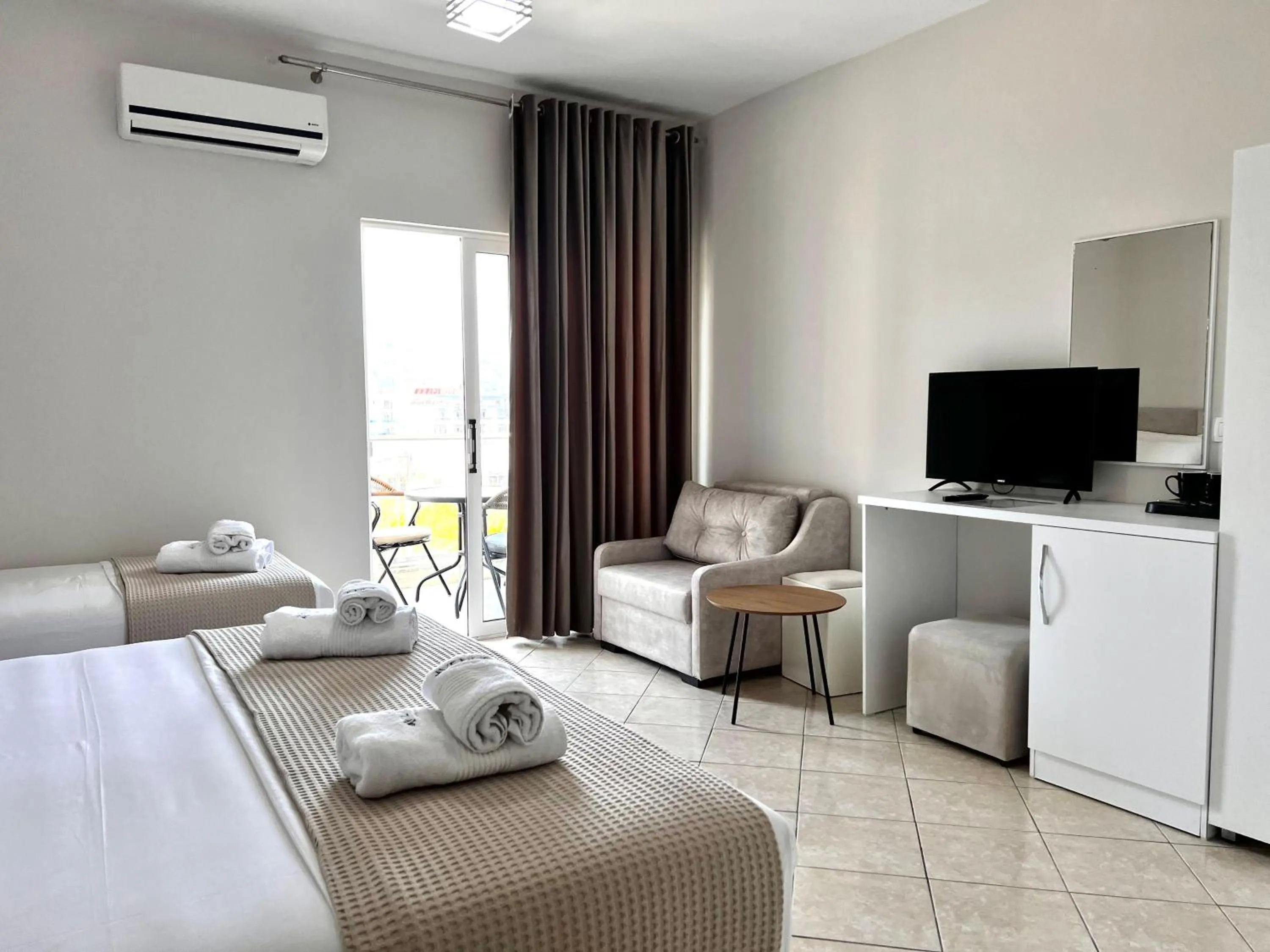 Seating area, Bed in Avenue Hotel