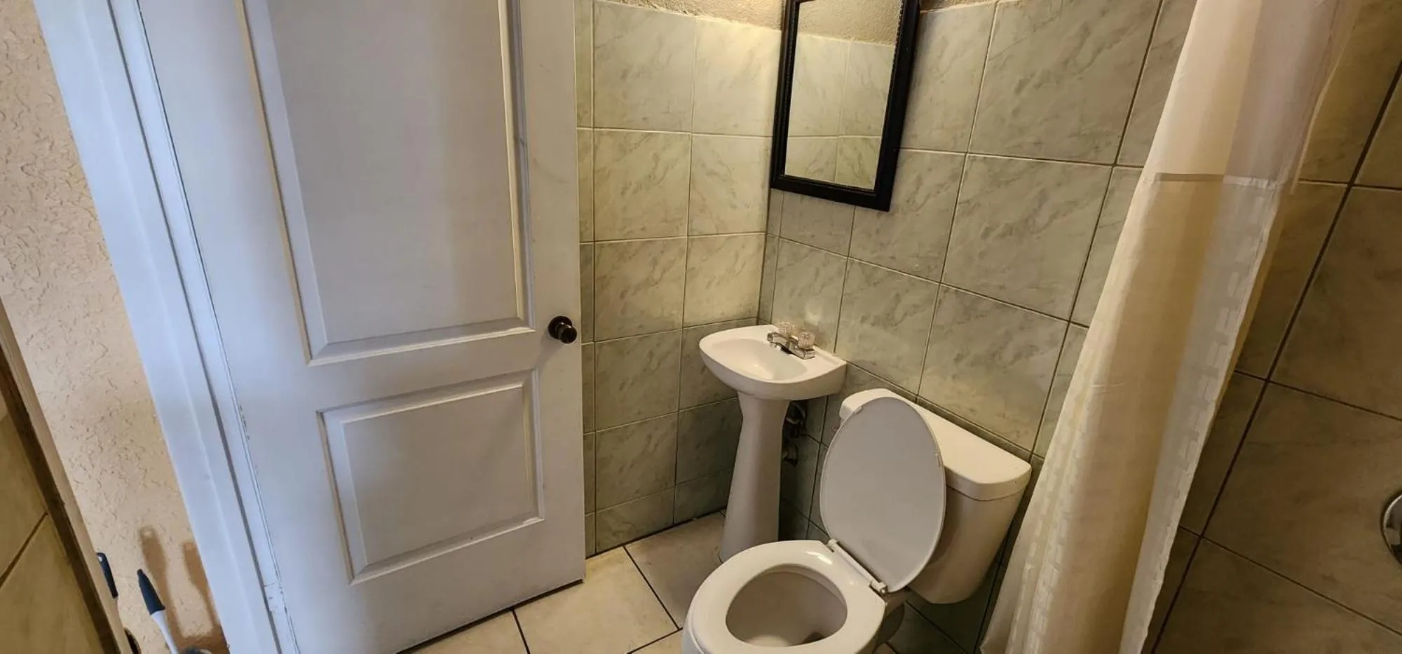 Bathroom in OYO Budget Inn Bartow