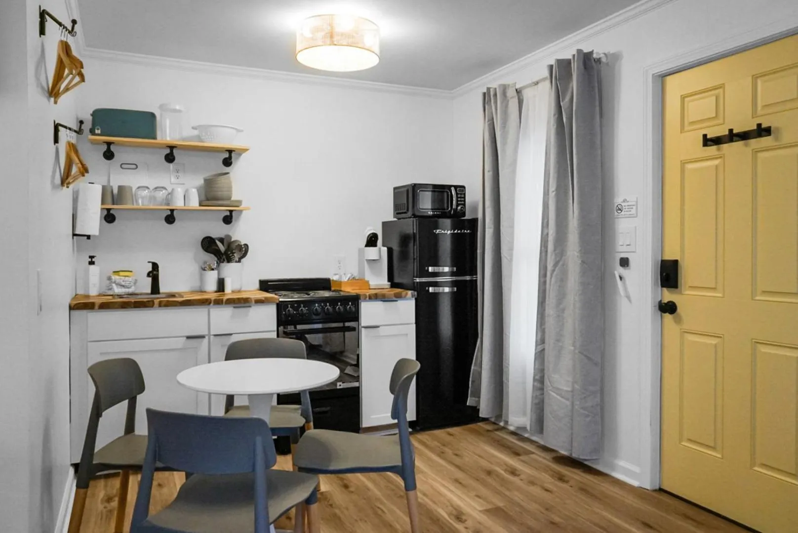 Kitchen or kitchenette in The Boardwalk Inn