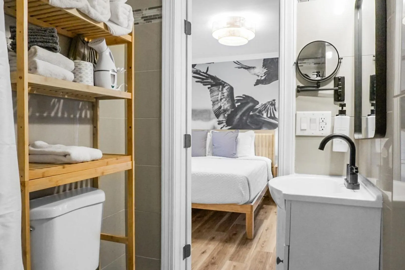 Photo of the whole room, Bed in The Boardwalk Inn