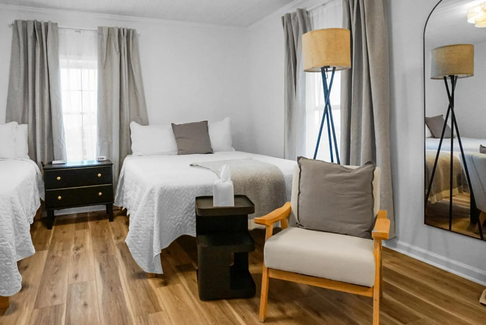 Photo of the whole room, Bed in The Boardwalk Inn