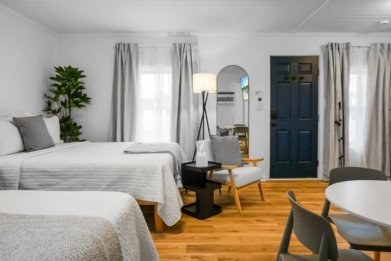 Photo of the whole room, Bed in The Boardwalk Inn