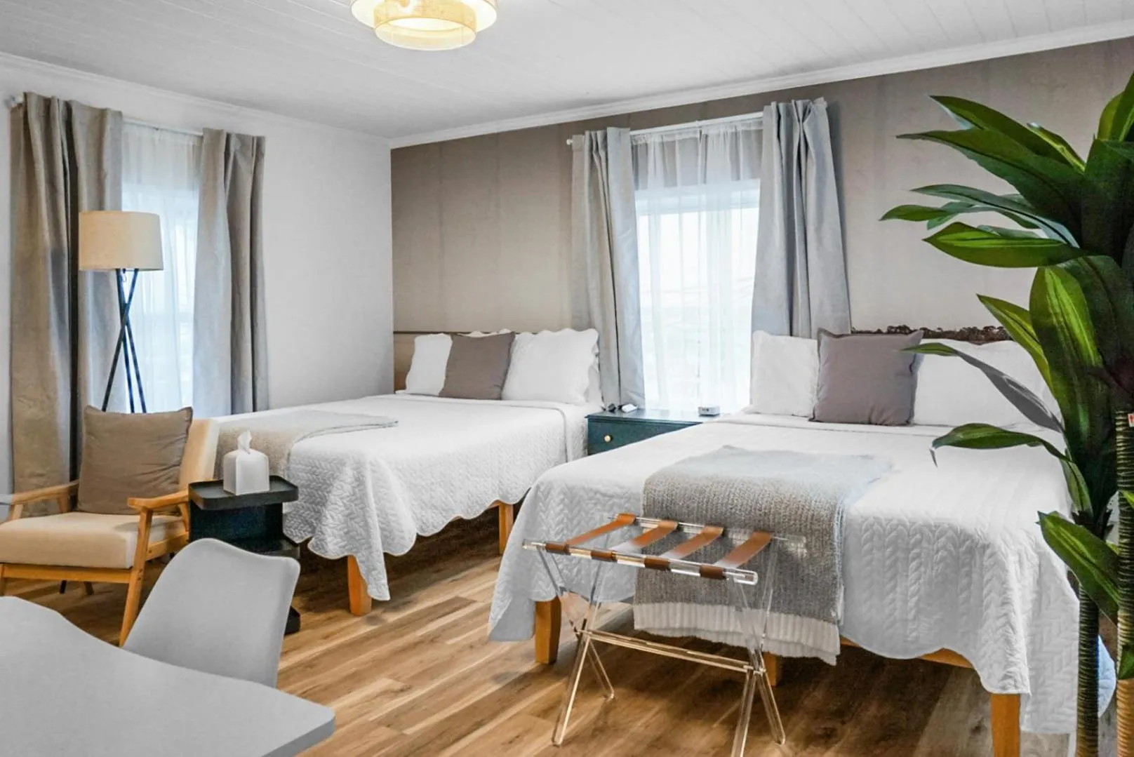 Photo of the whole room, Bed in The Boardwalk Inn