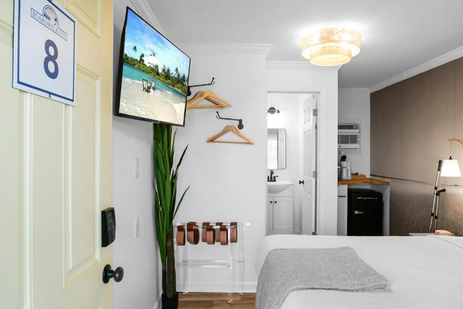 Photo of the whole room, Bed in The Boardwalk Inn