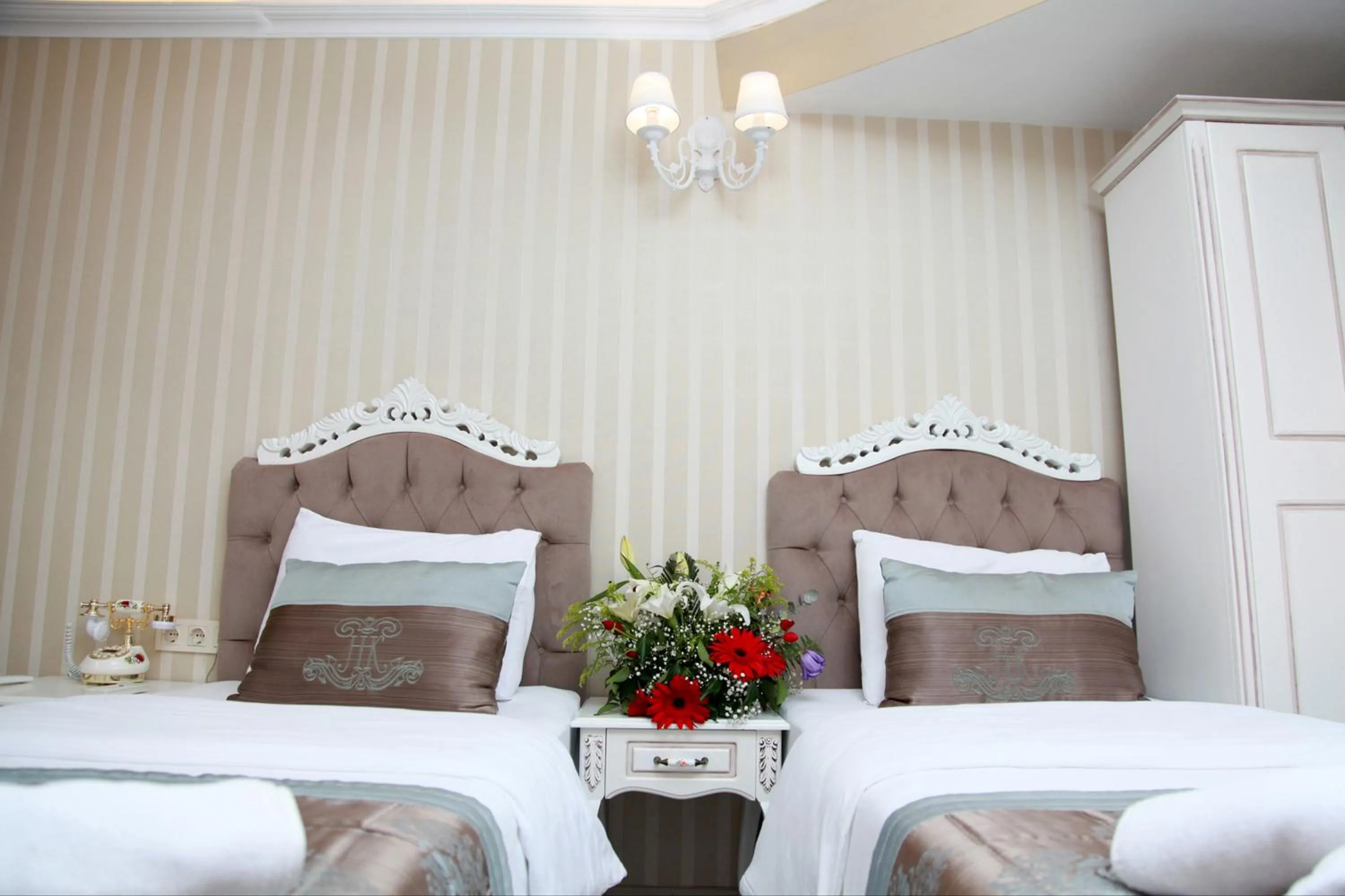 Photo of the whole room, Bed in Kadi Konagi Thermal Hotel