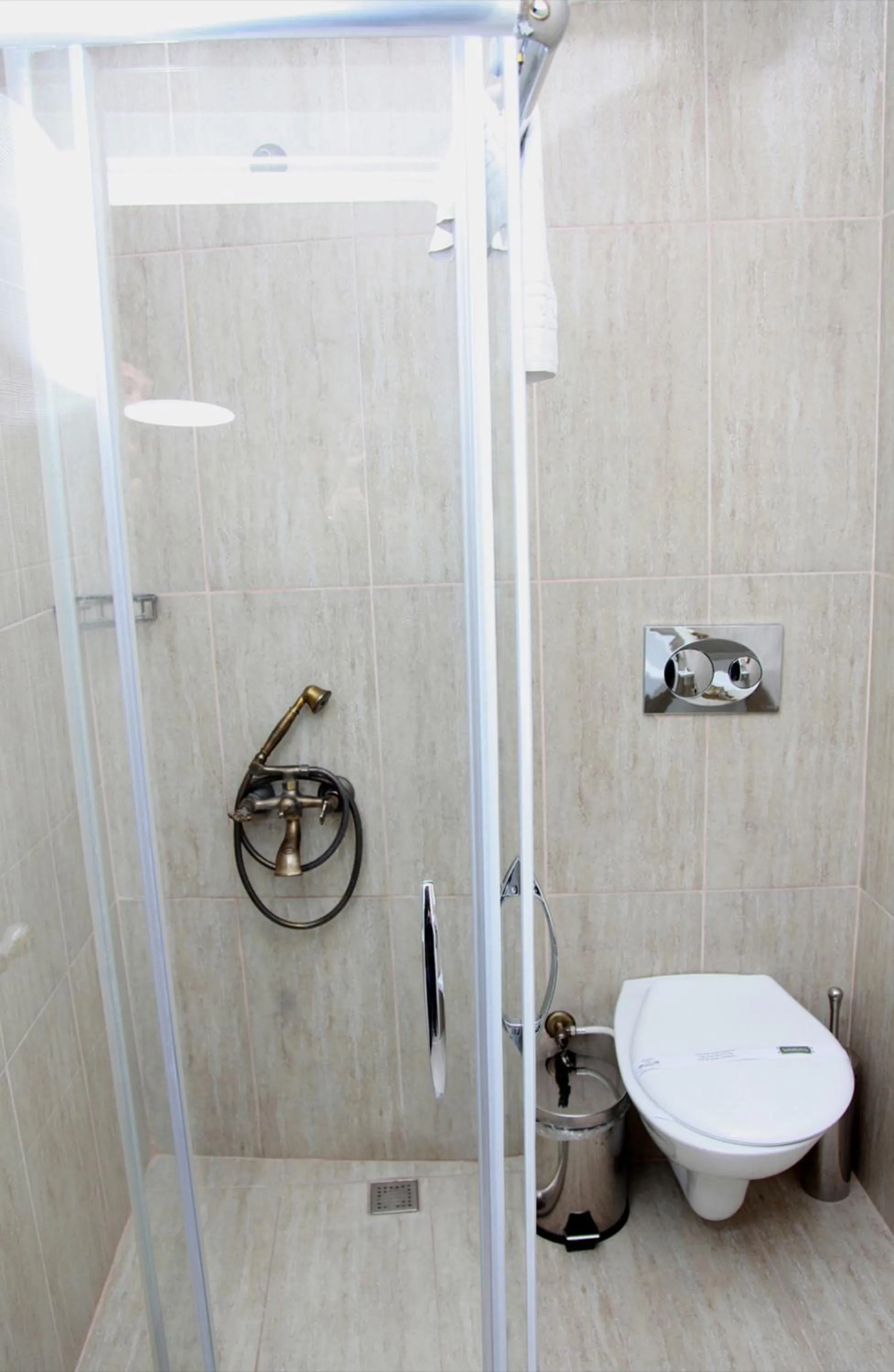 Bathroom in Kadi Konagi Thermal Hotel