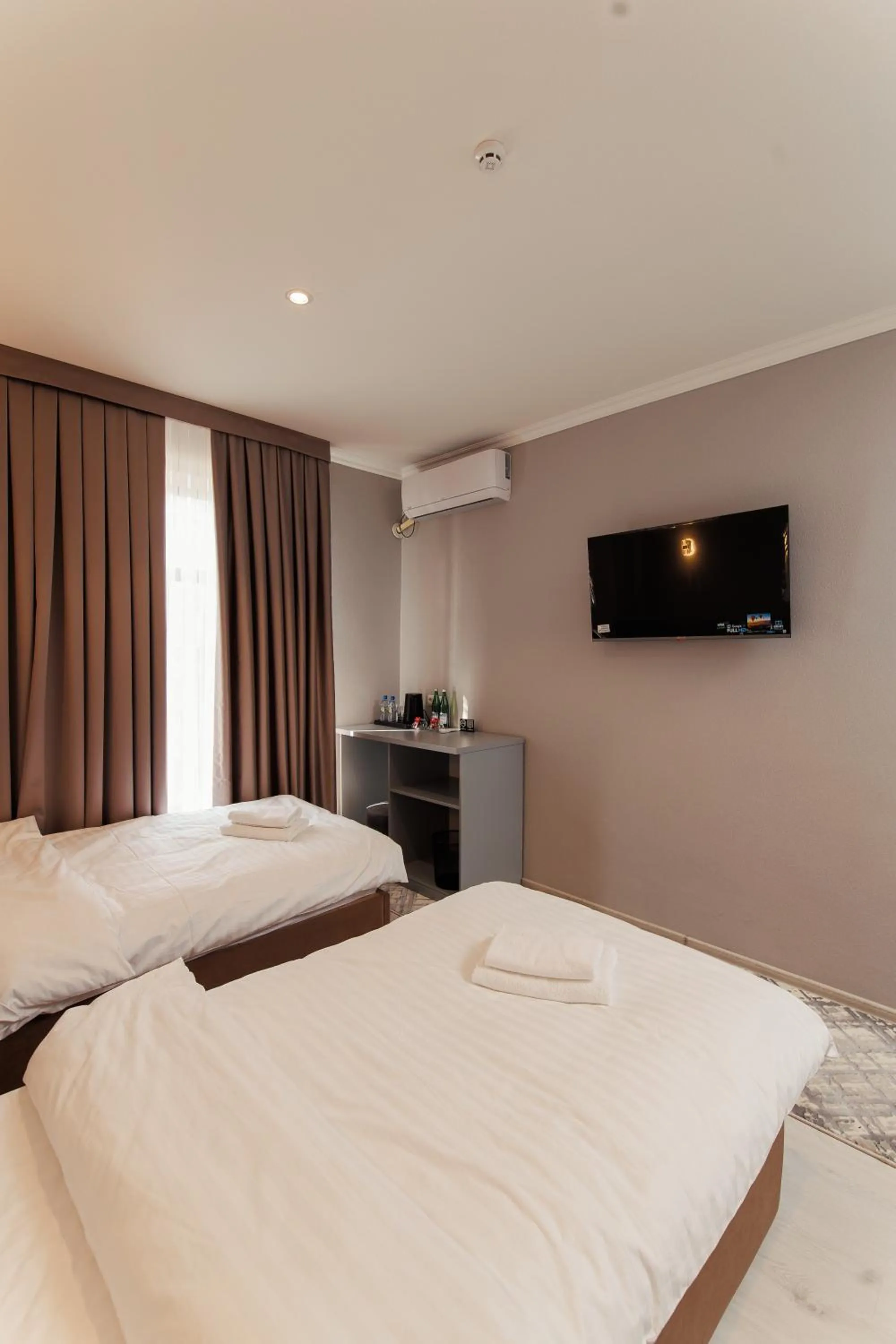 Photo of the whole room, Bed in Polar Bear