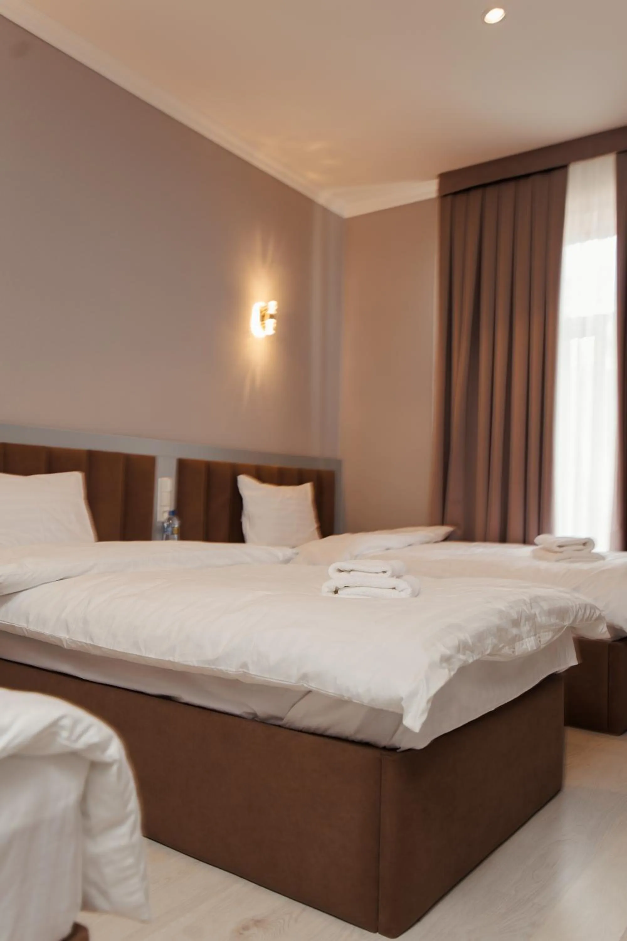 Photo of the whole room, Bed in Polar Bear