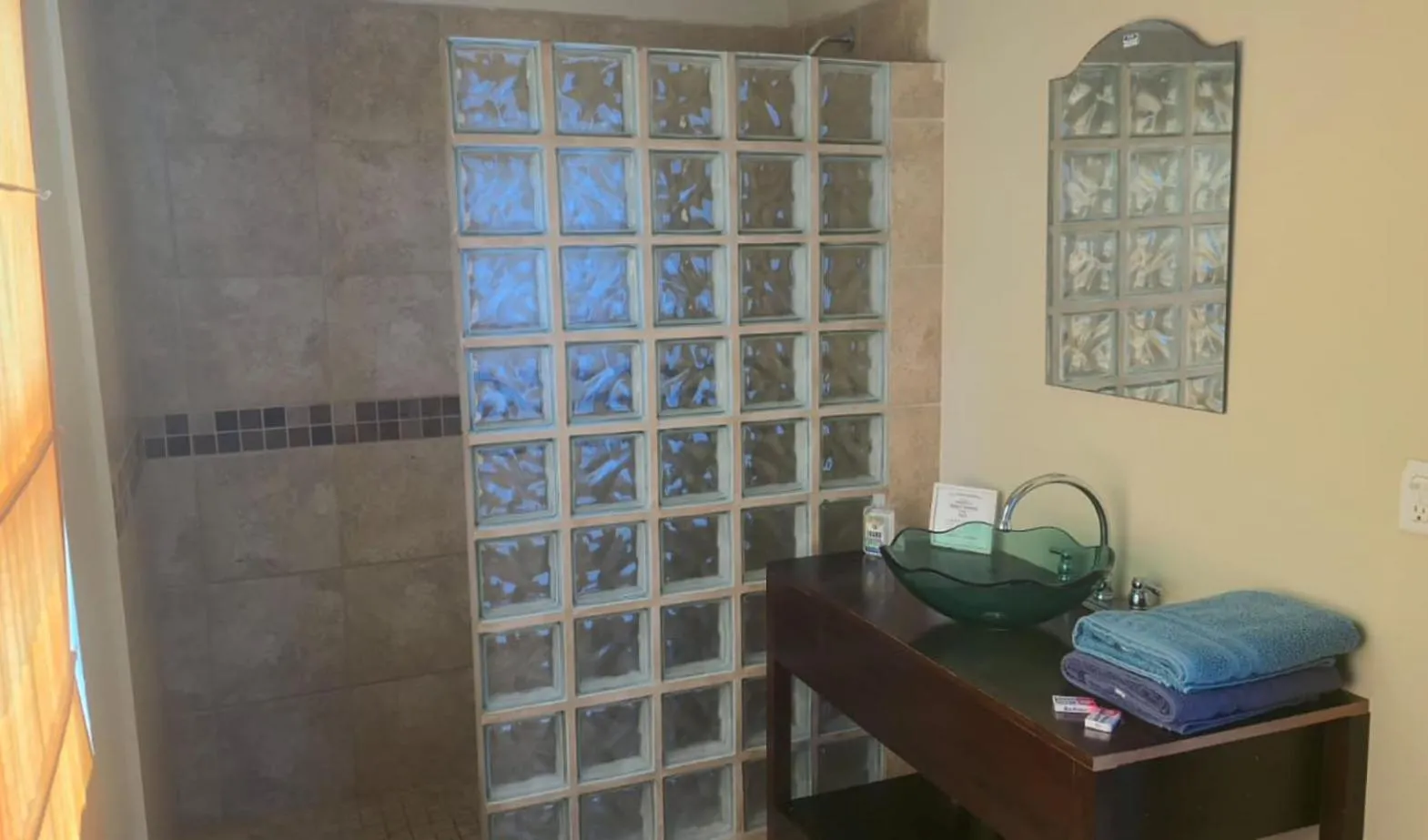 Shower in Bamboleo Inn