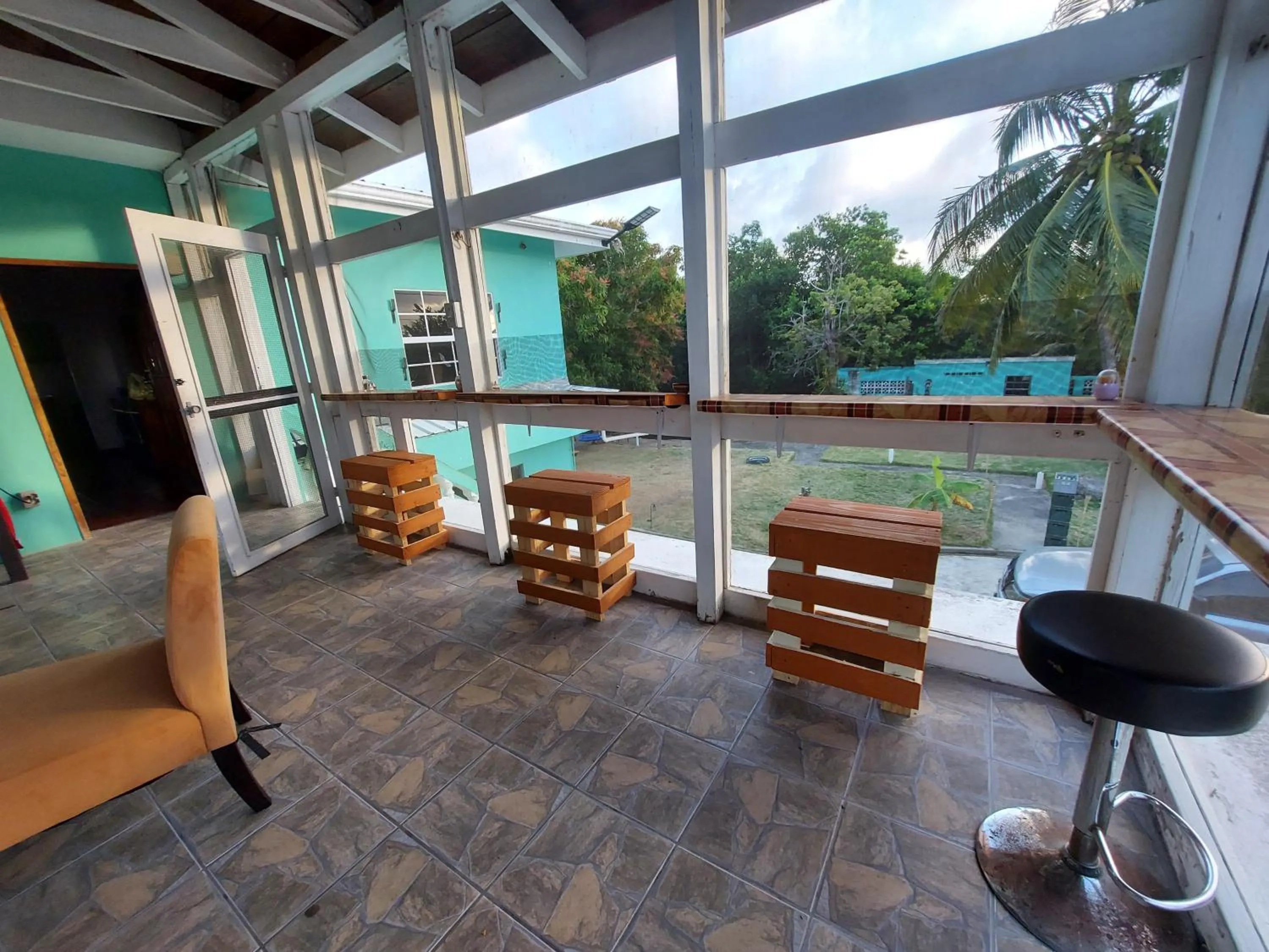 Lounge or bar in Bamboleo Inn