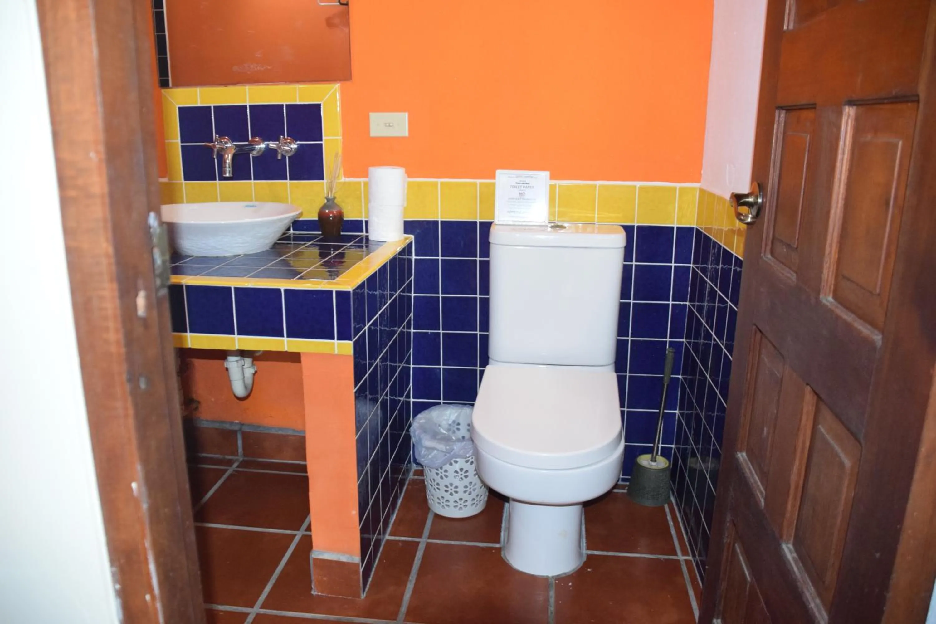 Toilet in Bamboleo Inn