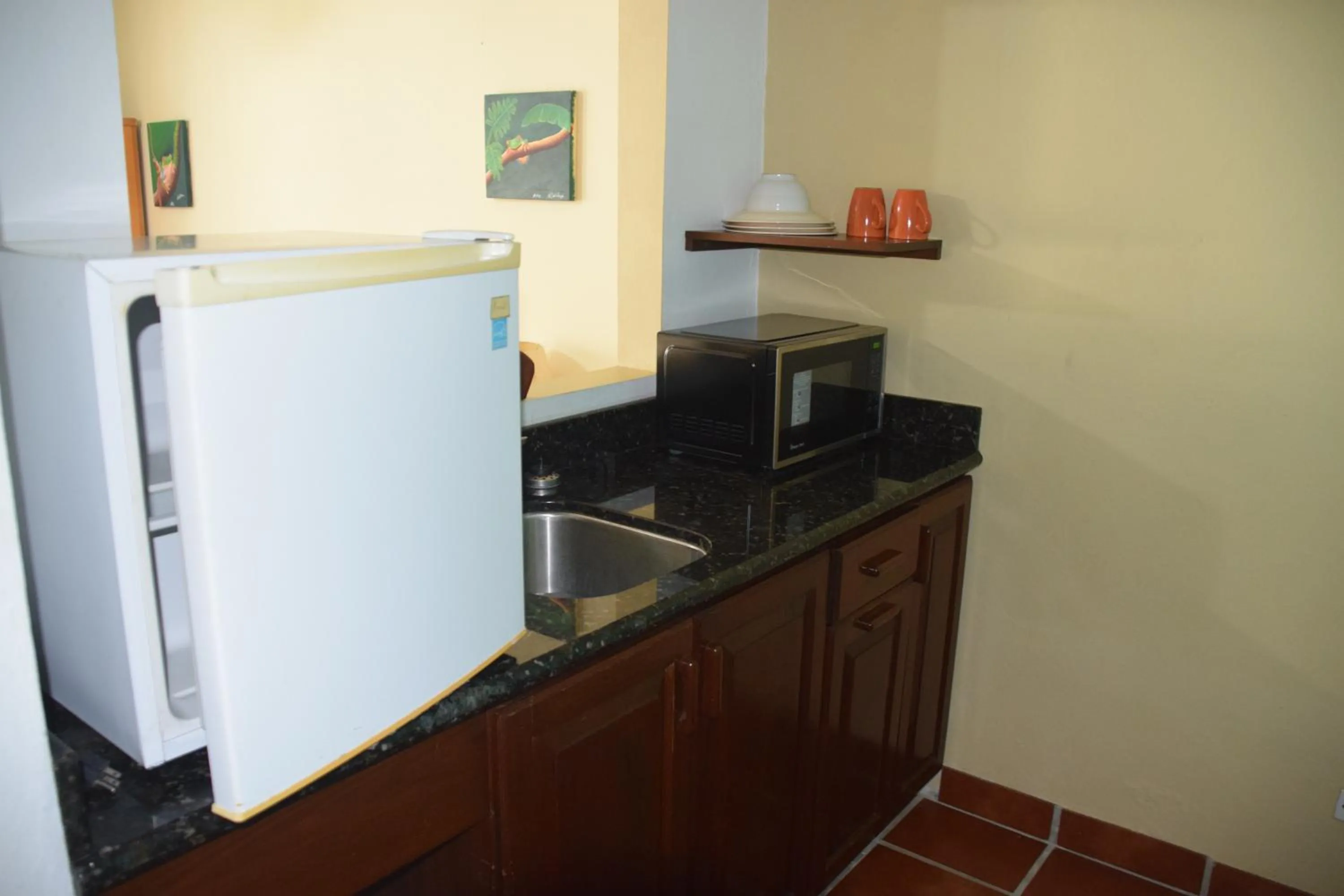 microwave in Bamboleo Inn