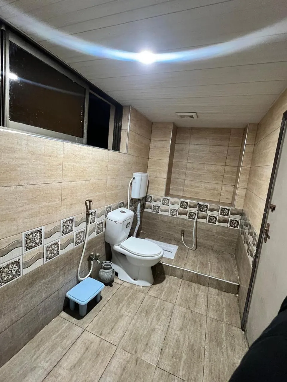 Bathroom in Rysons Continental Hotel