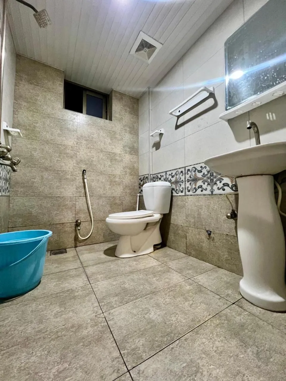 Bathroom in Rysons Continental Hotel