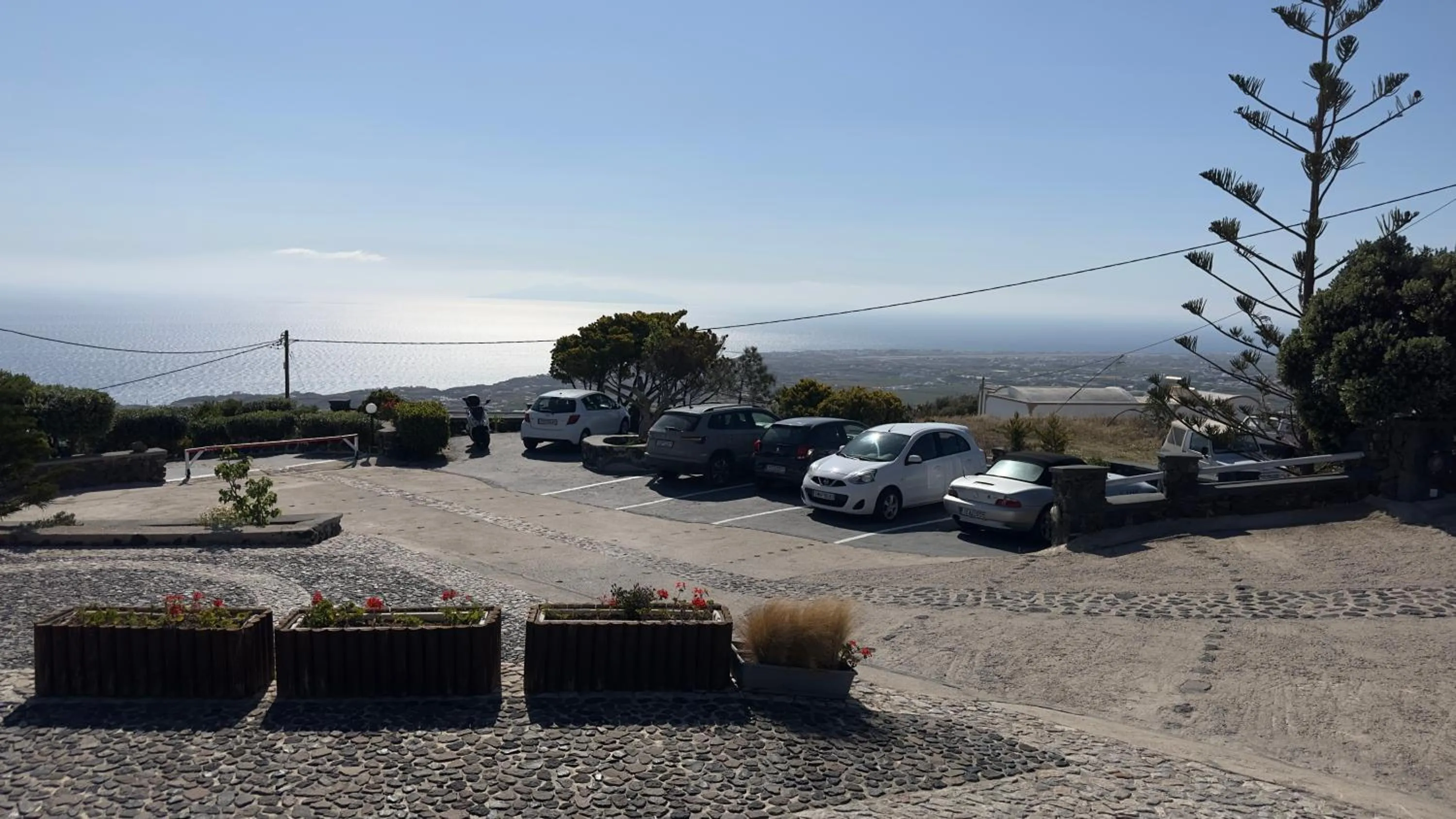 Parking in Phaos Santorini Suites
